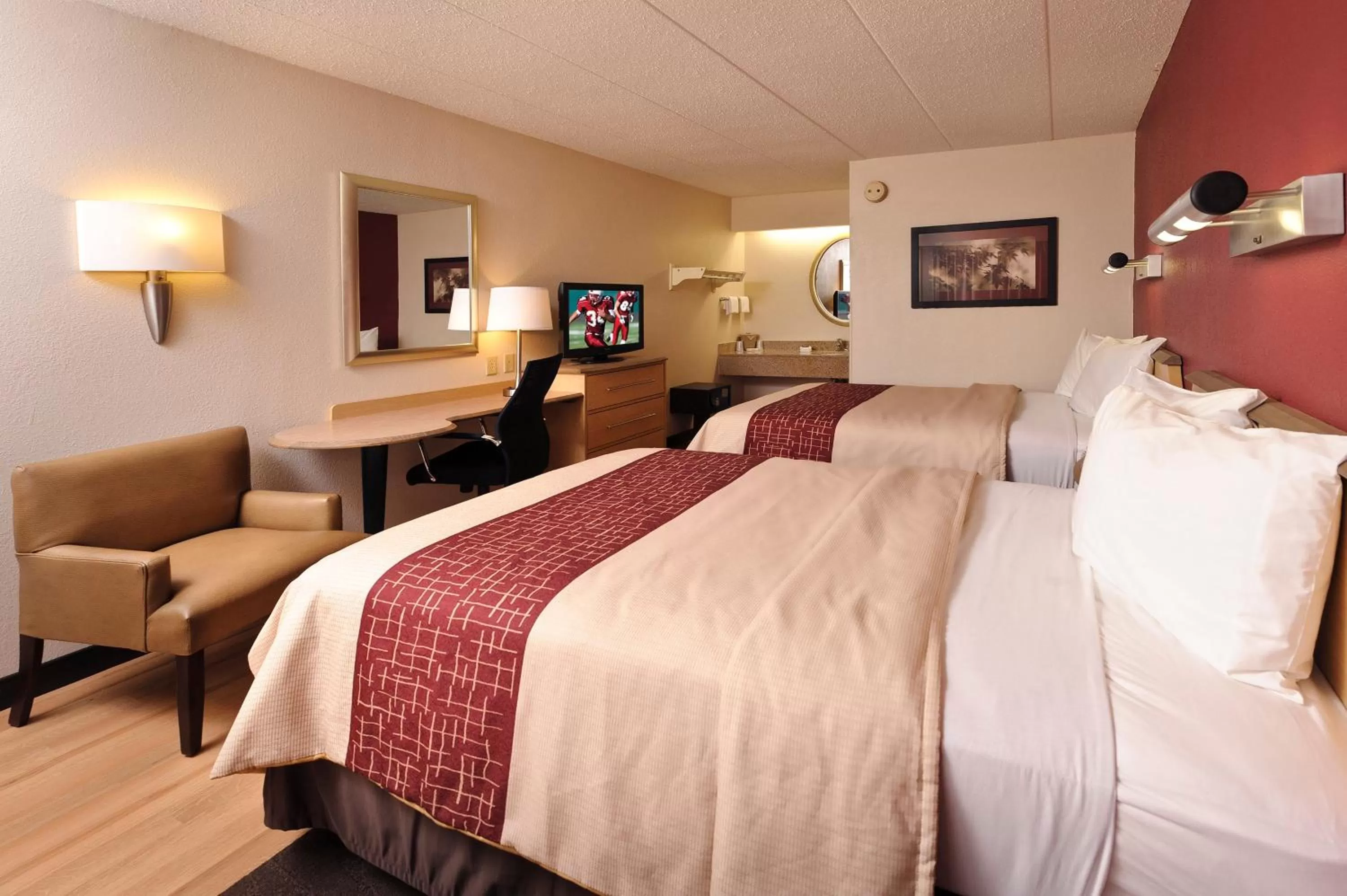 Photo of the whole room, Bed in Red Roof Inn Dayton North Airport