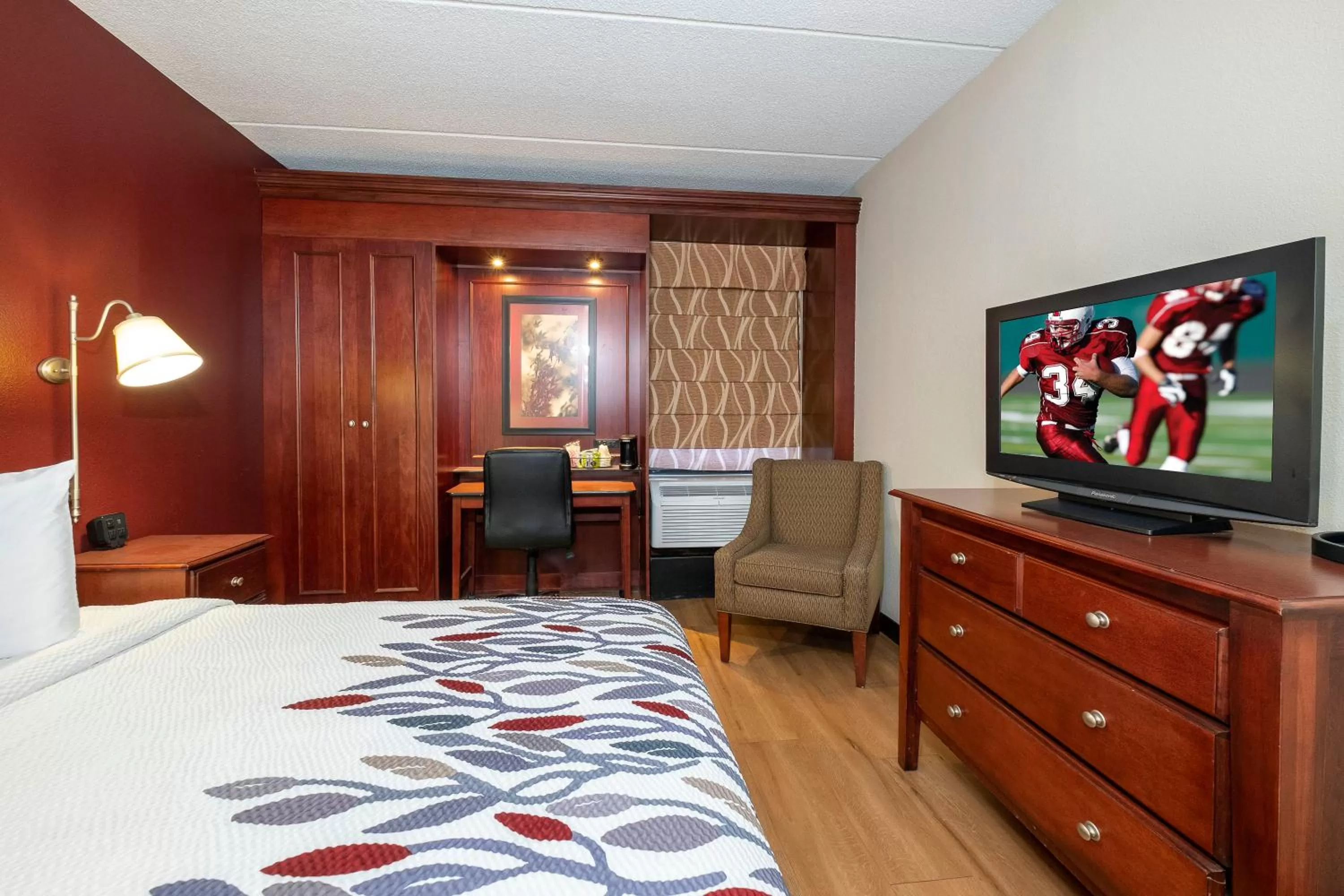 Photo of the whole room, Bed in Red Roof Inn Meriden