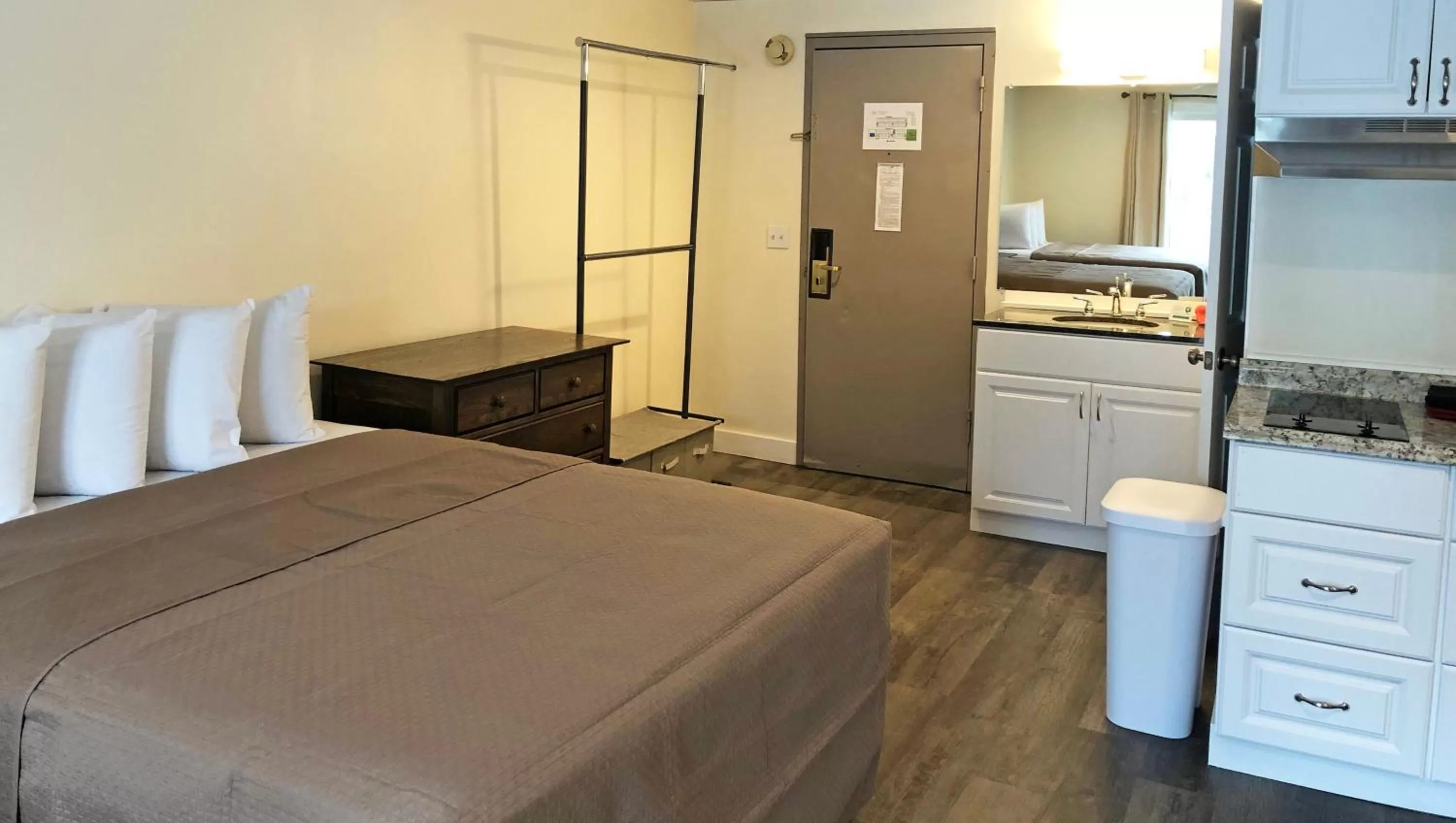 Bedroom, Bed in Colonial Inn Ellsworth