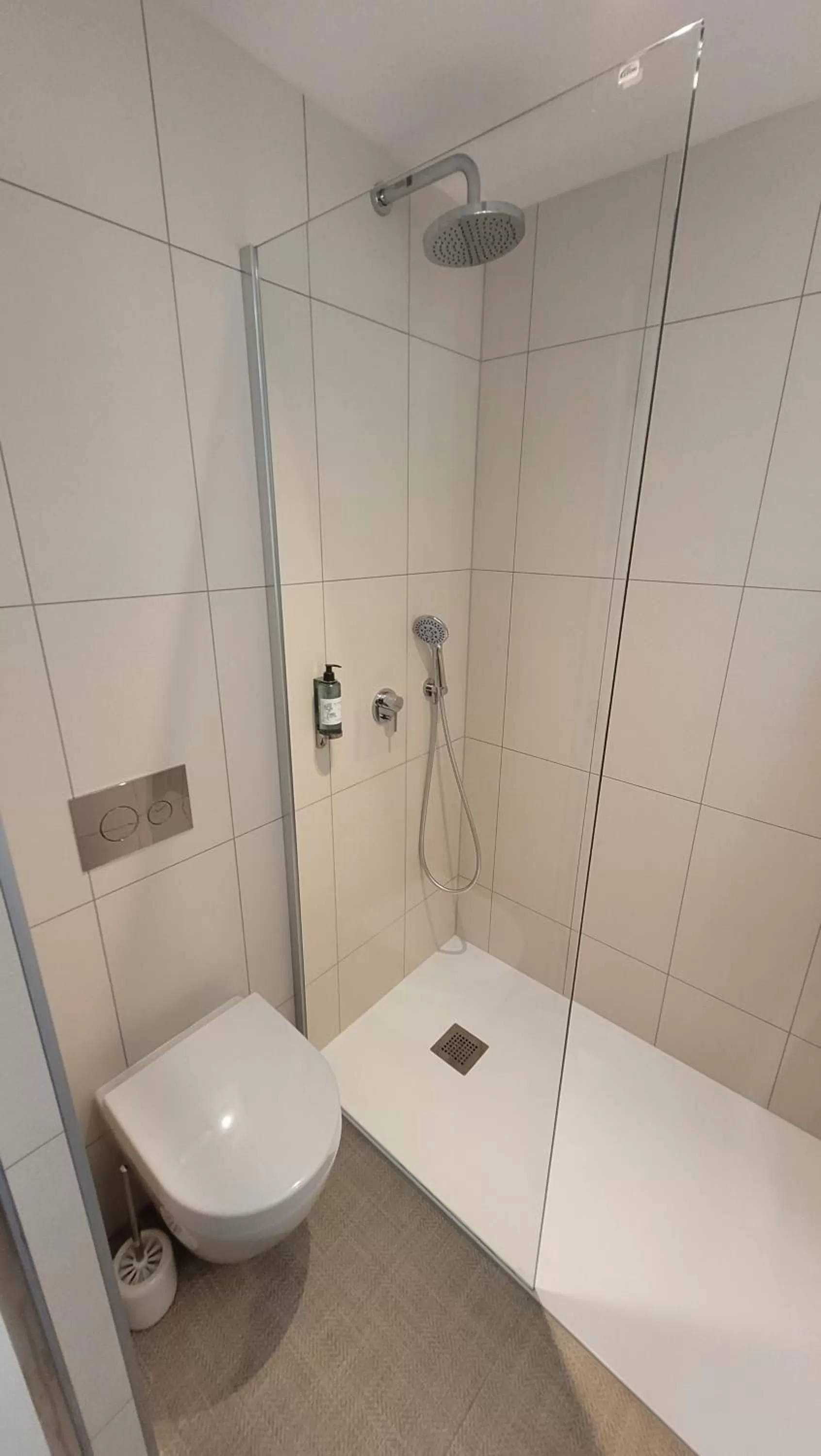 Shower, Bathroom in Hotel Zhong Hua