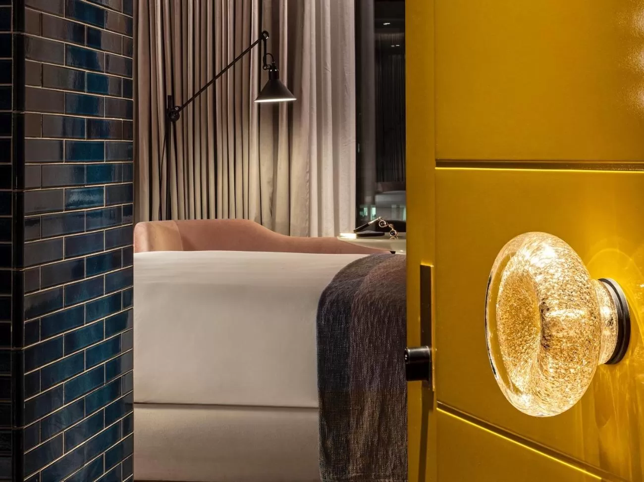 Deluxe King Room in The Londoner