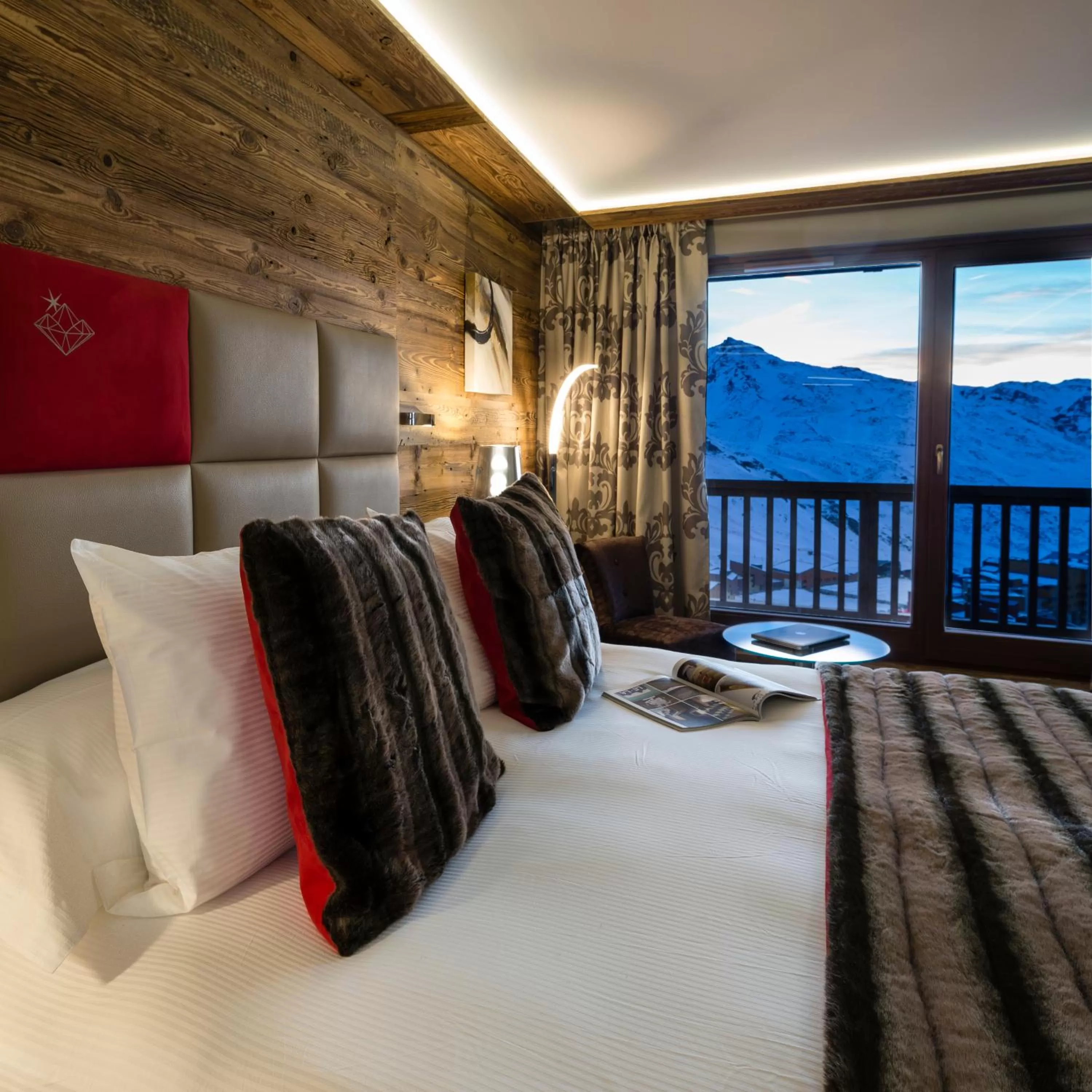 View (from property/room), Bed in Hôtel Koh-I Nor by Les Etincelles