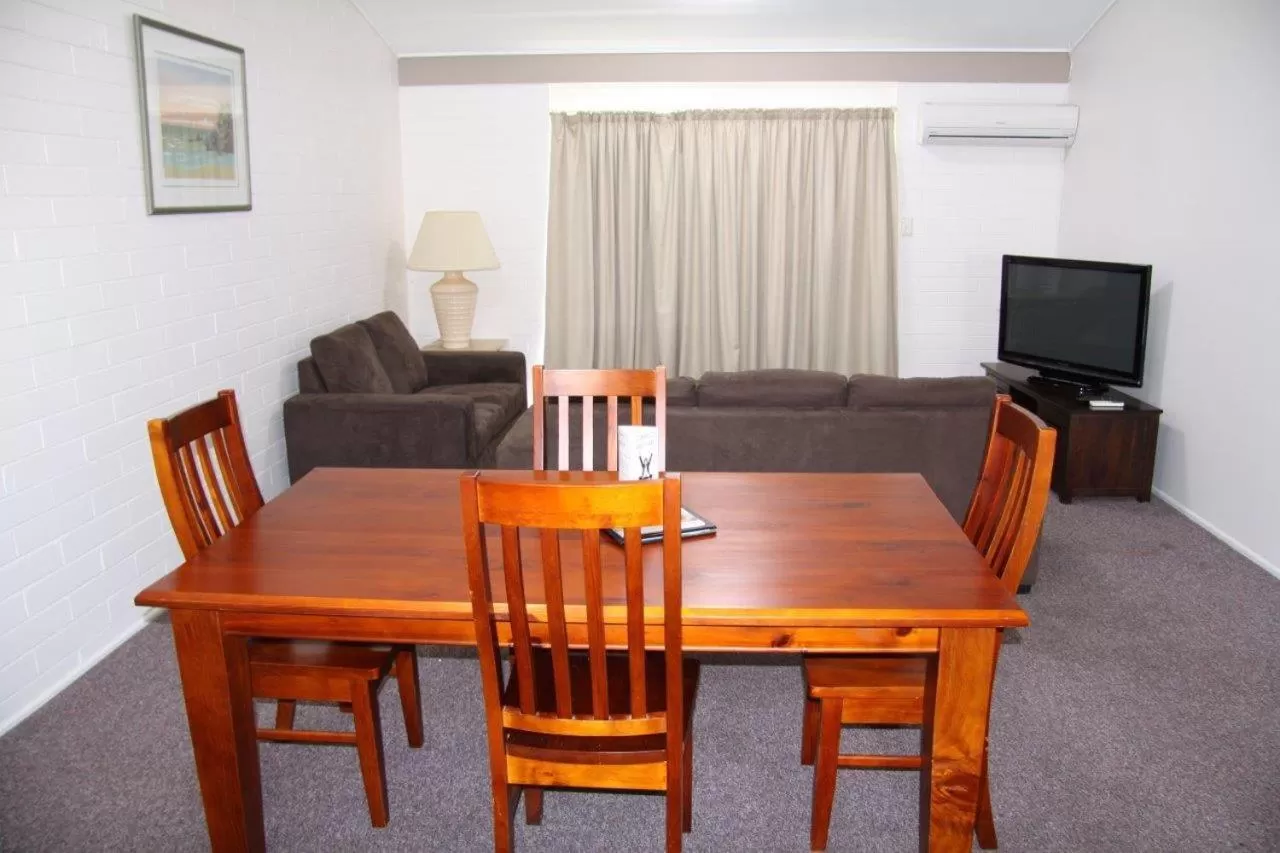 Dining Area in Emerald Gardens Motel & Apartments