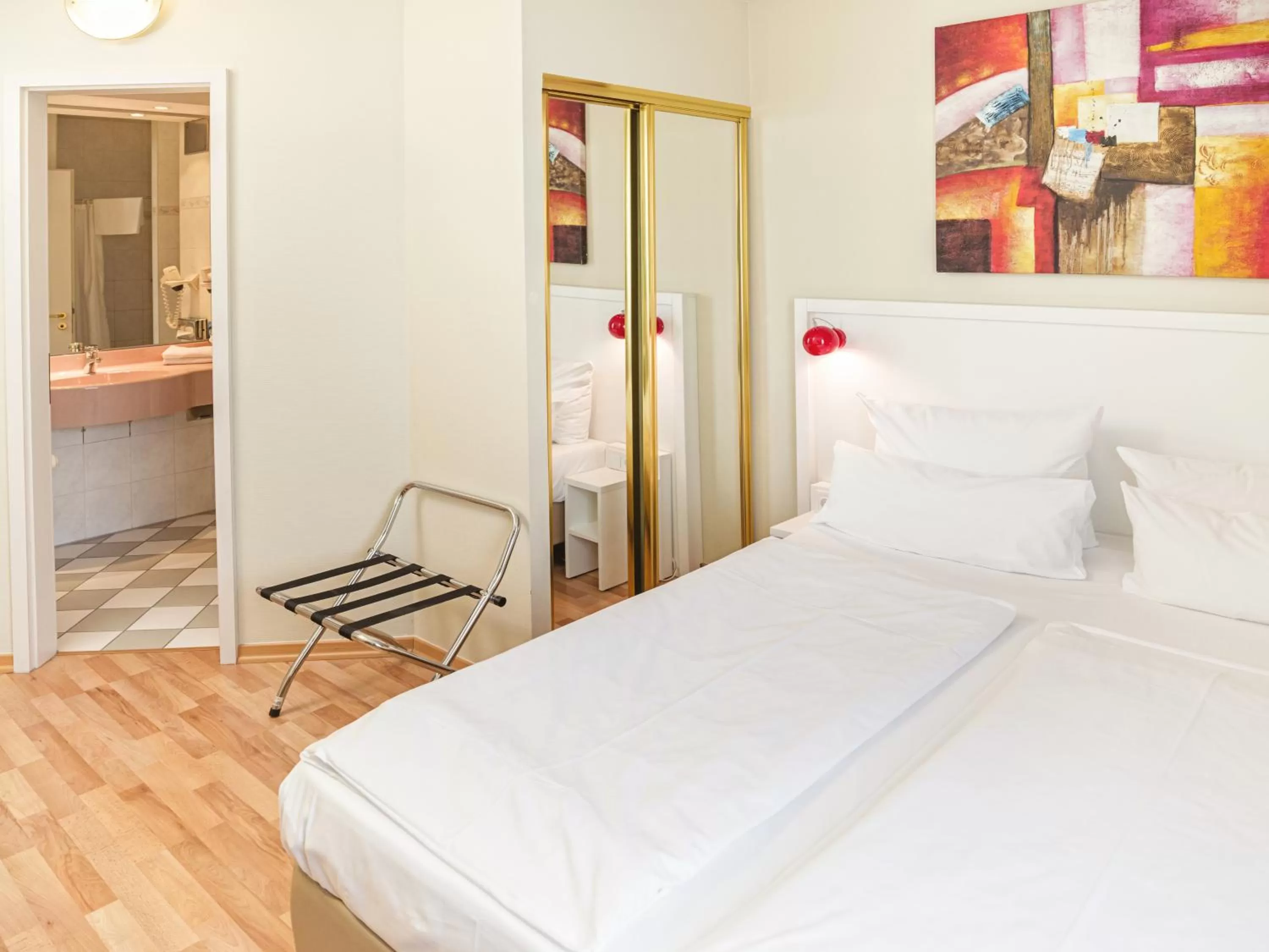 Photo of the whole room, Bed in Hotel am Schloß Köpenick by Golden Tulip