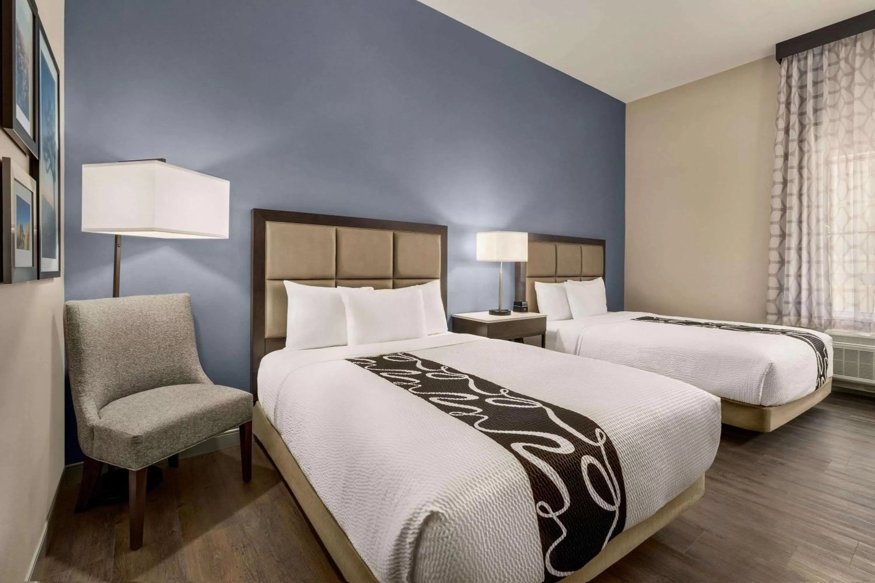 Photo of the whole room, Bed in La Quinta Inn & Suites by Wyndham San Bernardino
