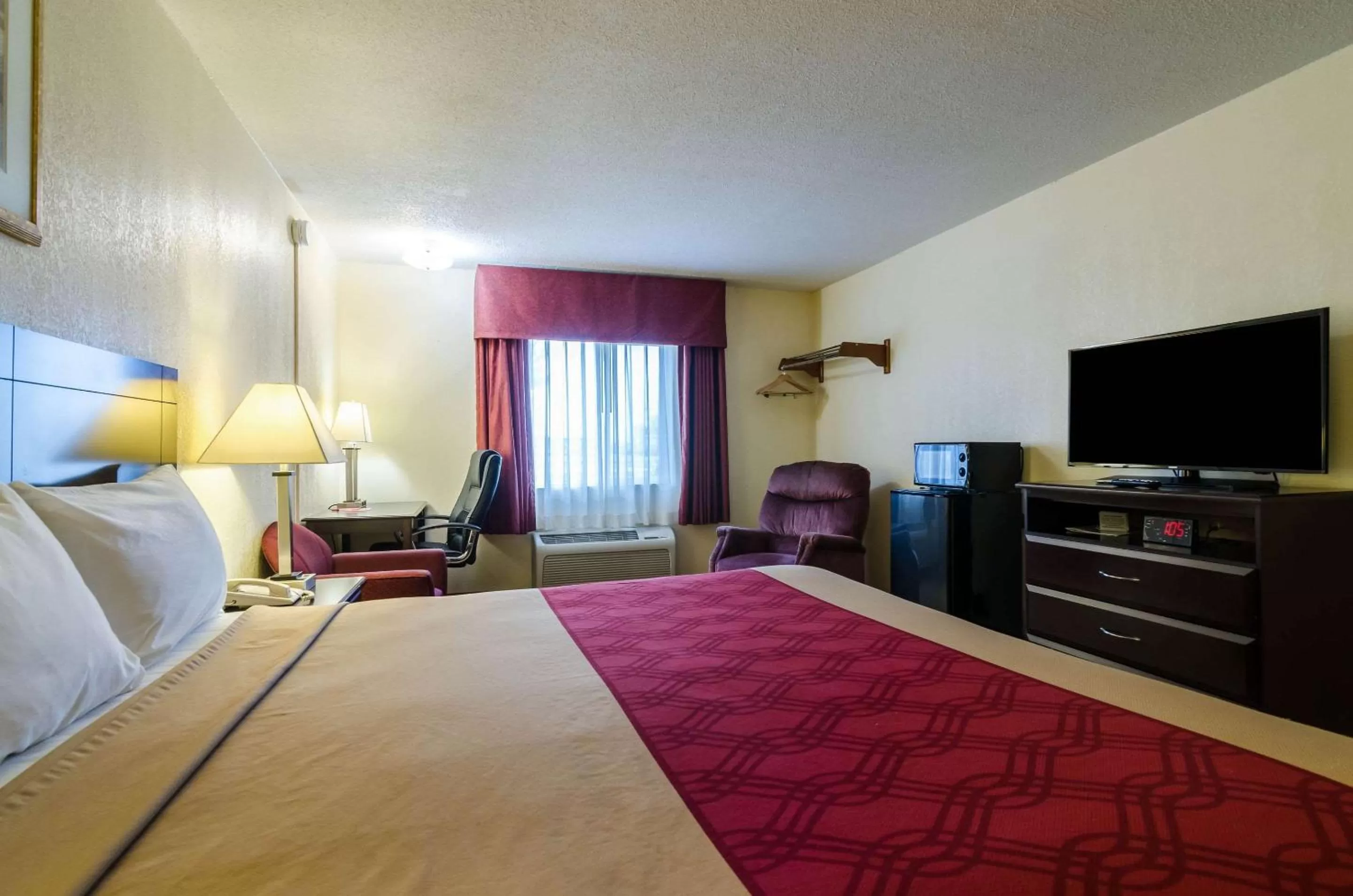 Photo of the whole room, Bed in Econo Lodge Lexington