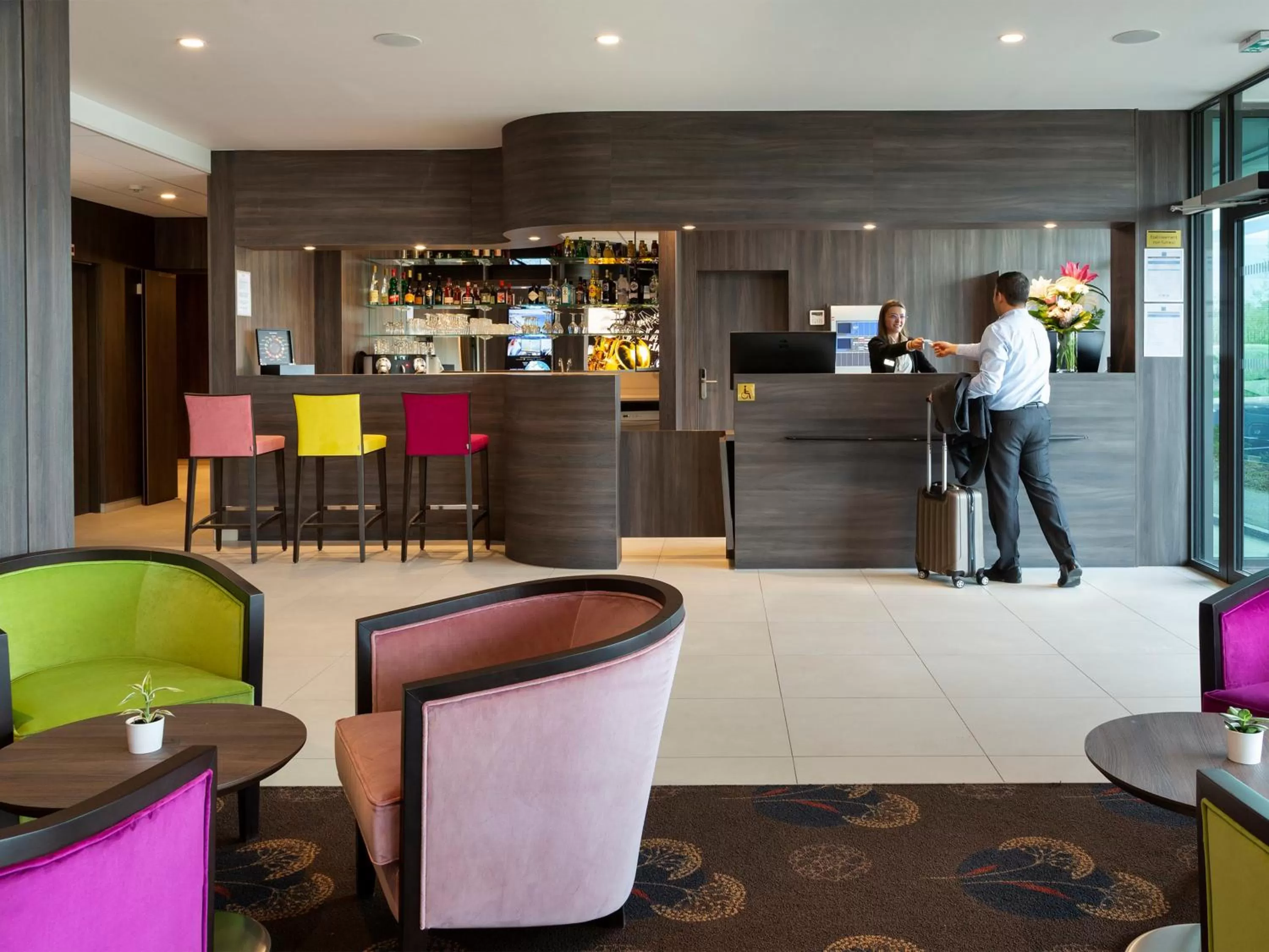 Lobby or reception in Hôtel Roi Soleil Prestige Plaisir - St Quentin