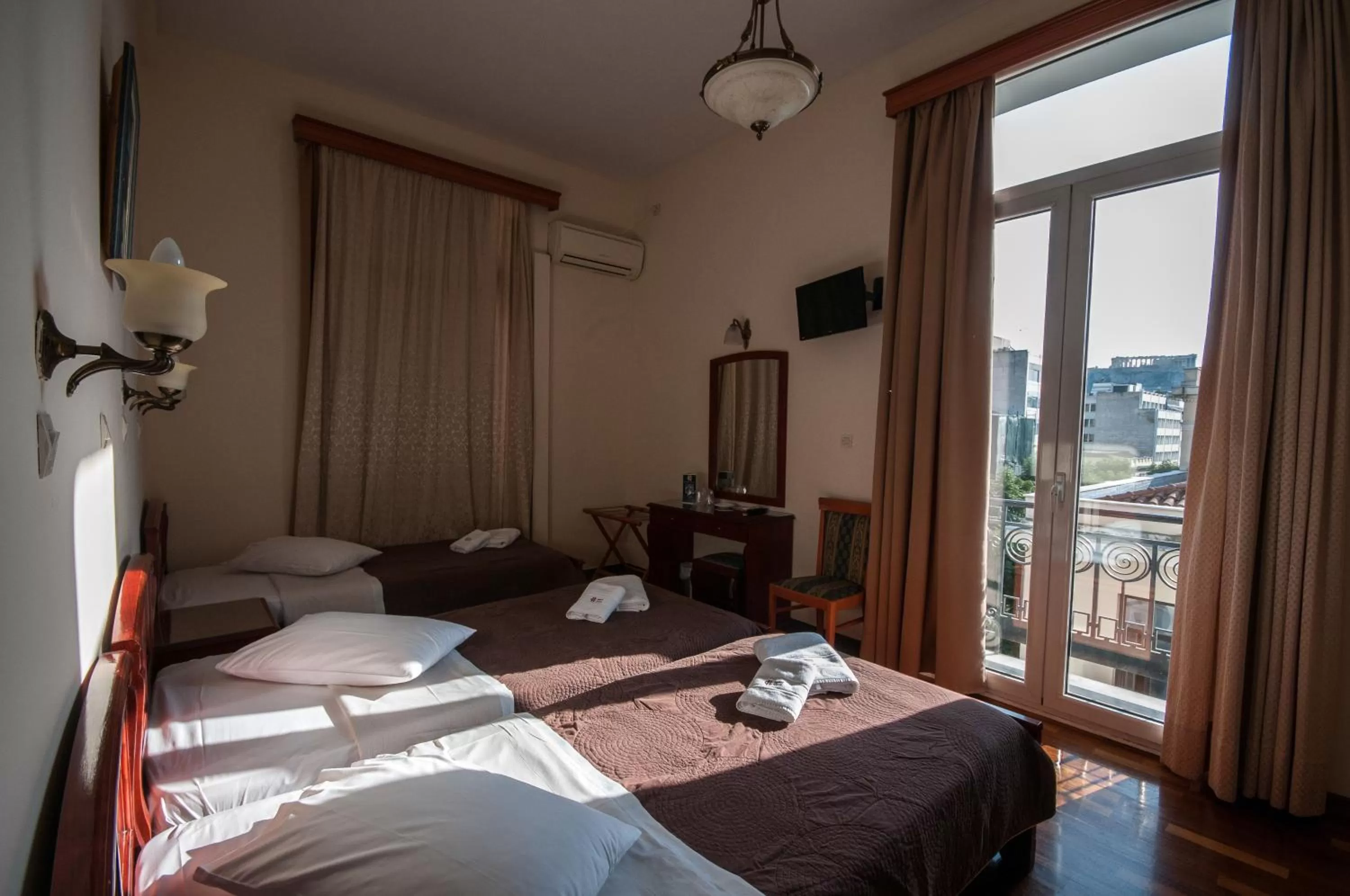 Photo of the whole room, Bed in Cecil Hotel