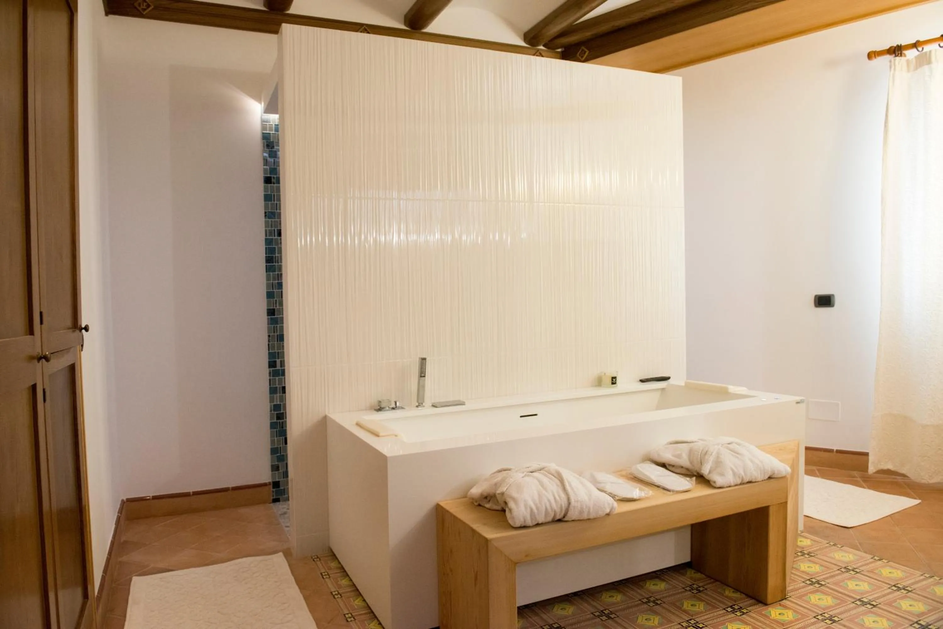 Bathroom, Bed in Taverna Del Capitano