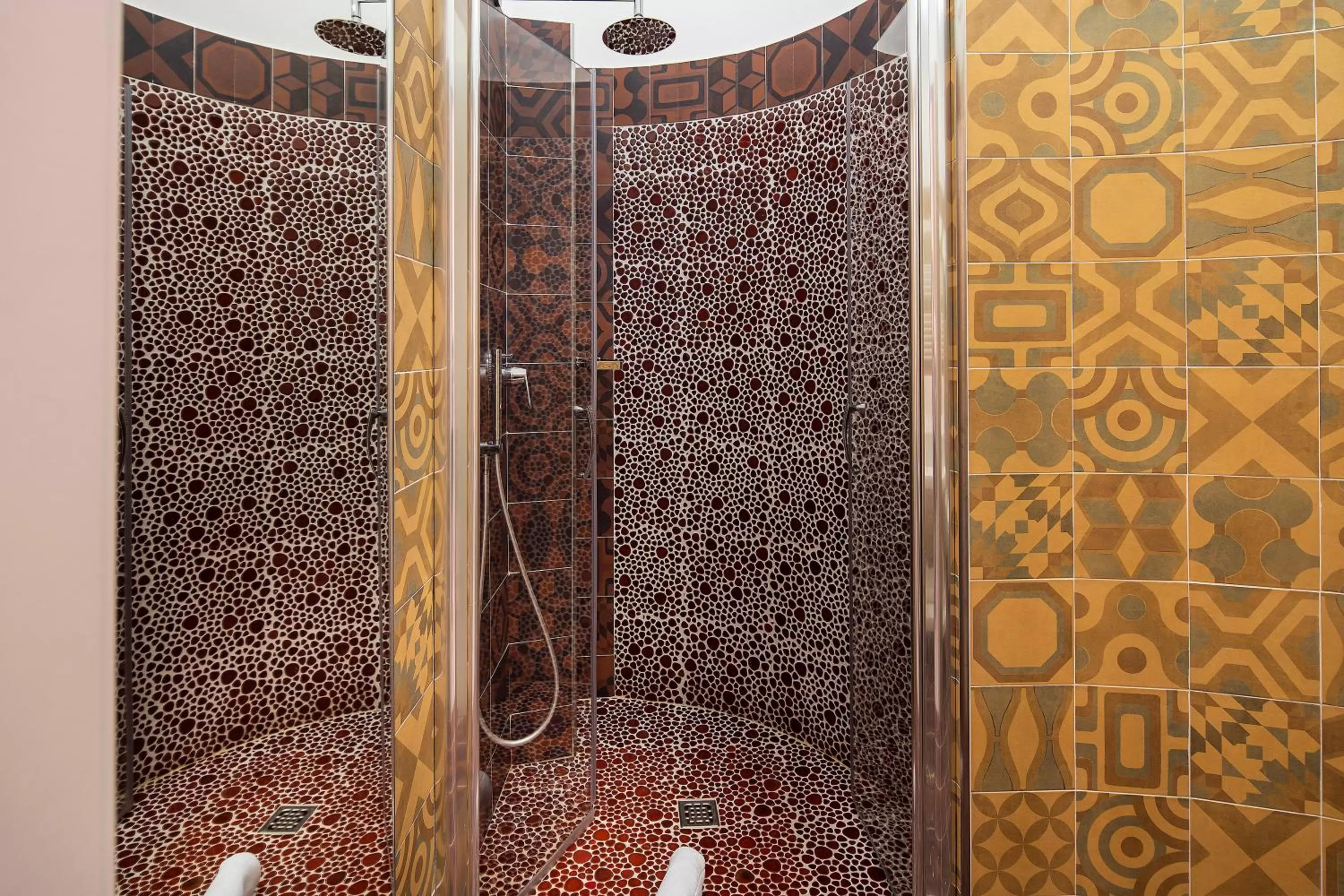 Shower in IstayinToledo Luxury Guest House