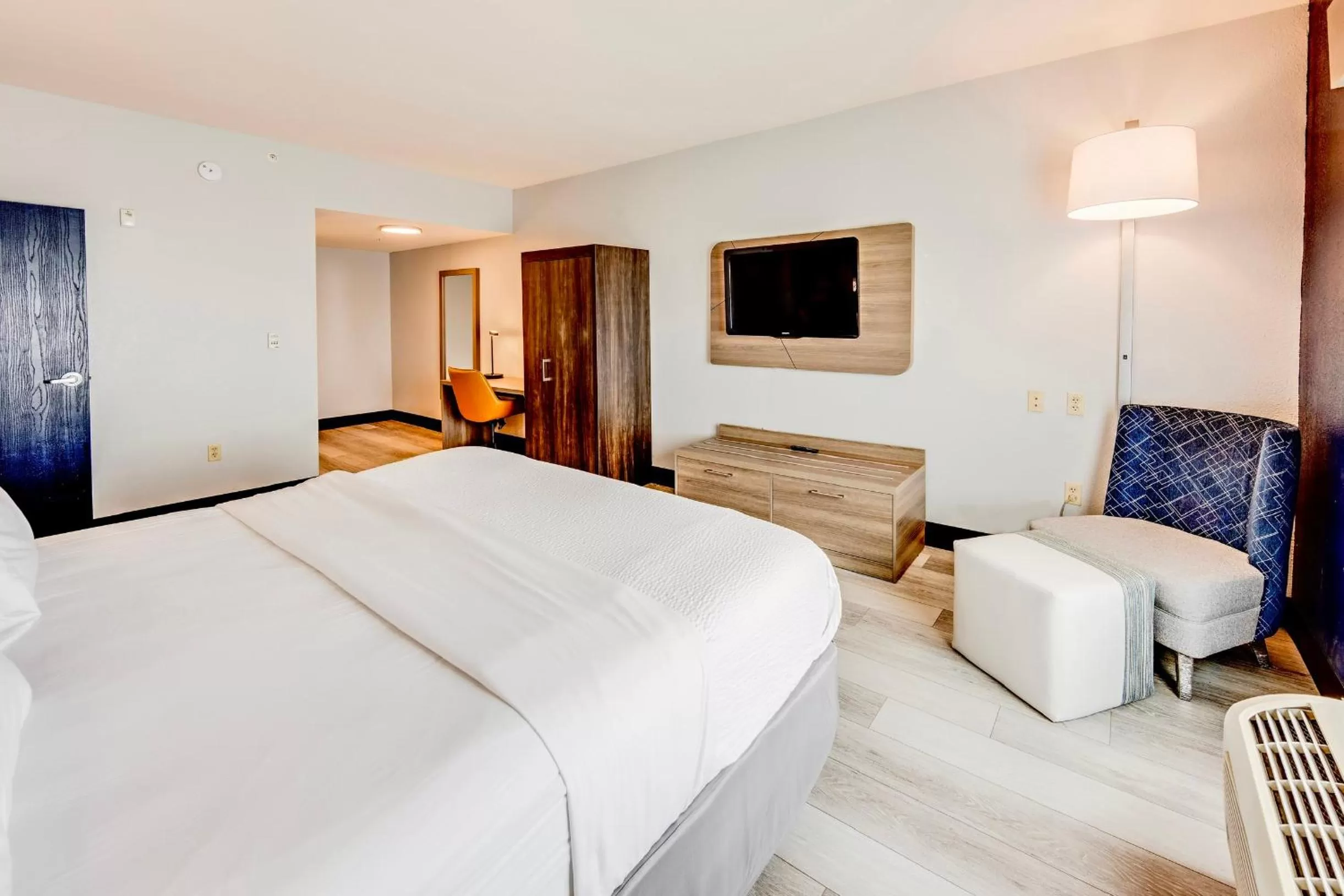 Bed in Holiday Inn Express Hotel & Suites Ohio State University- OSU Medical Center by IHG