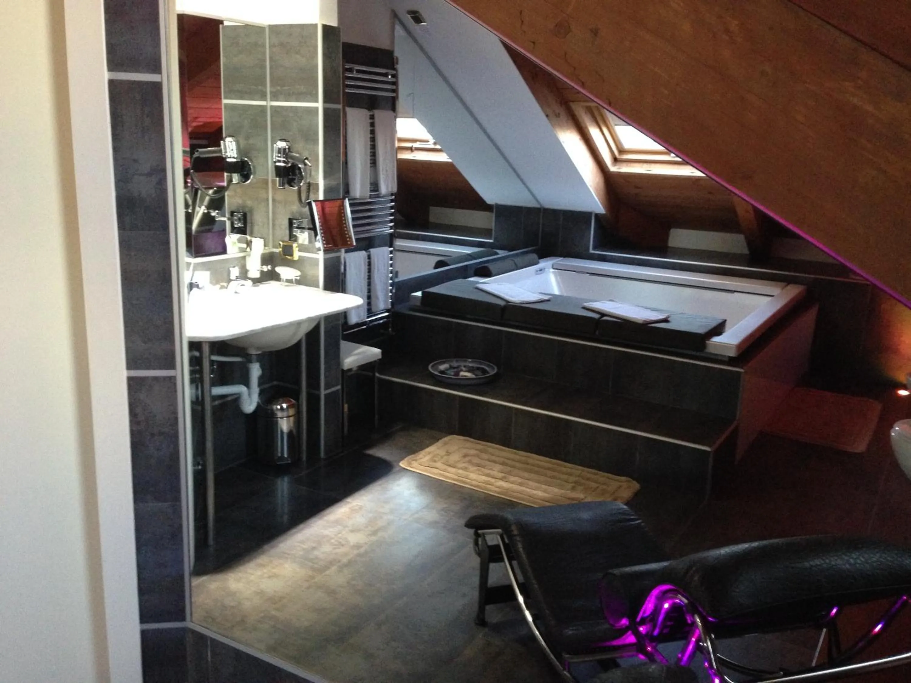 Bathroom, Bed in Hotel Villa Savoia