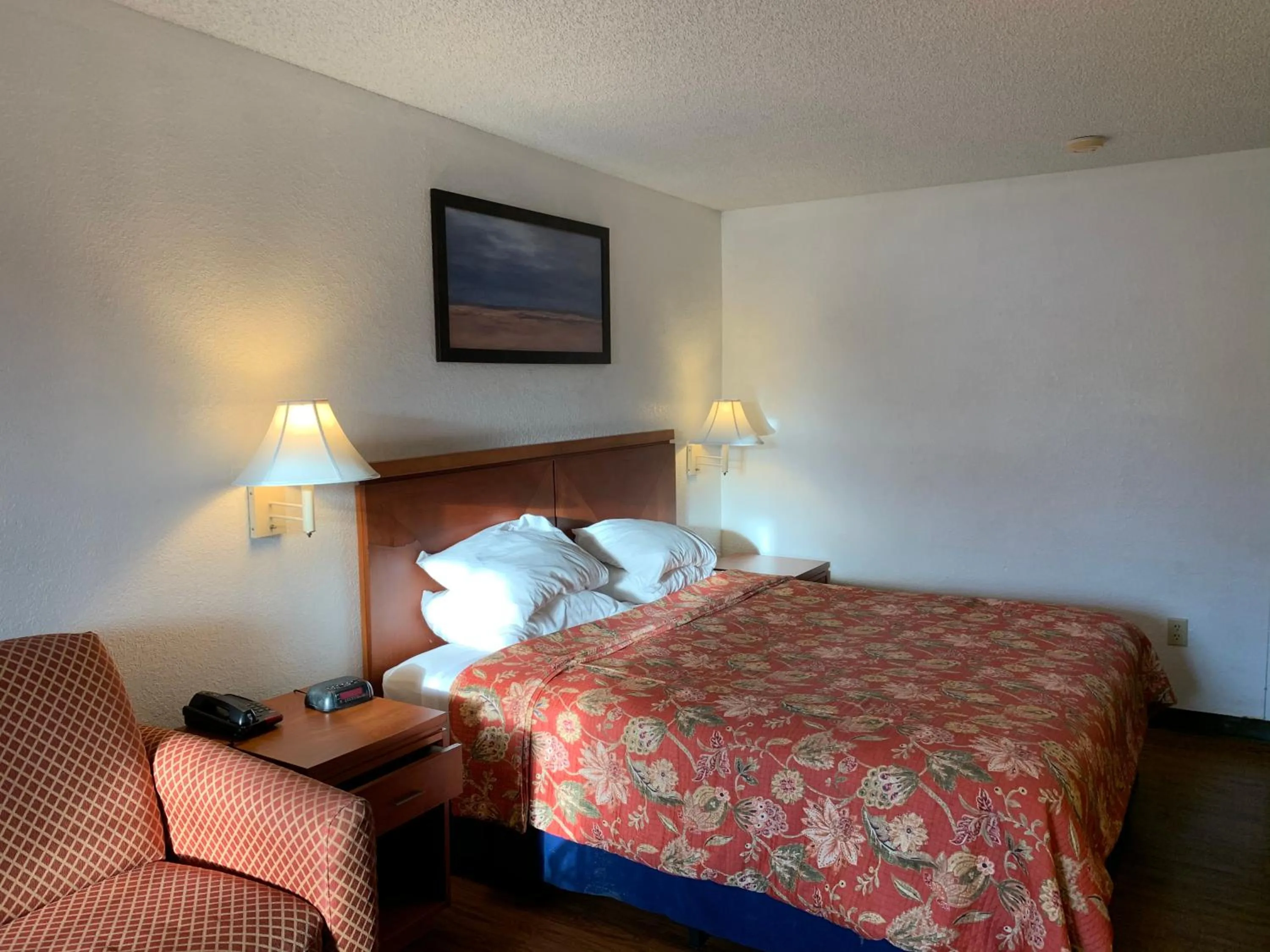 Bed in Travelodge Suites by Wyndham MacClenny I-10