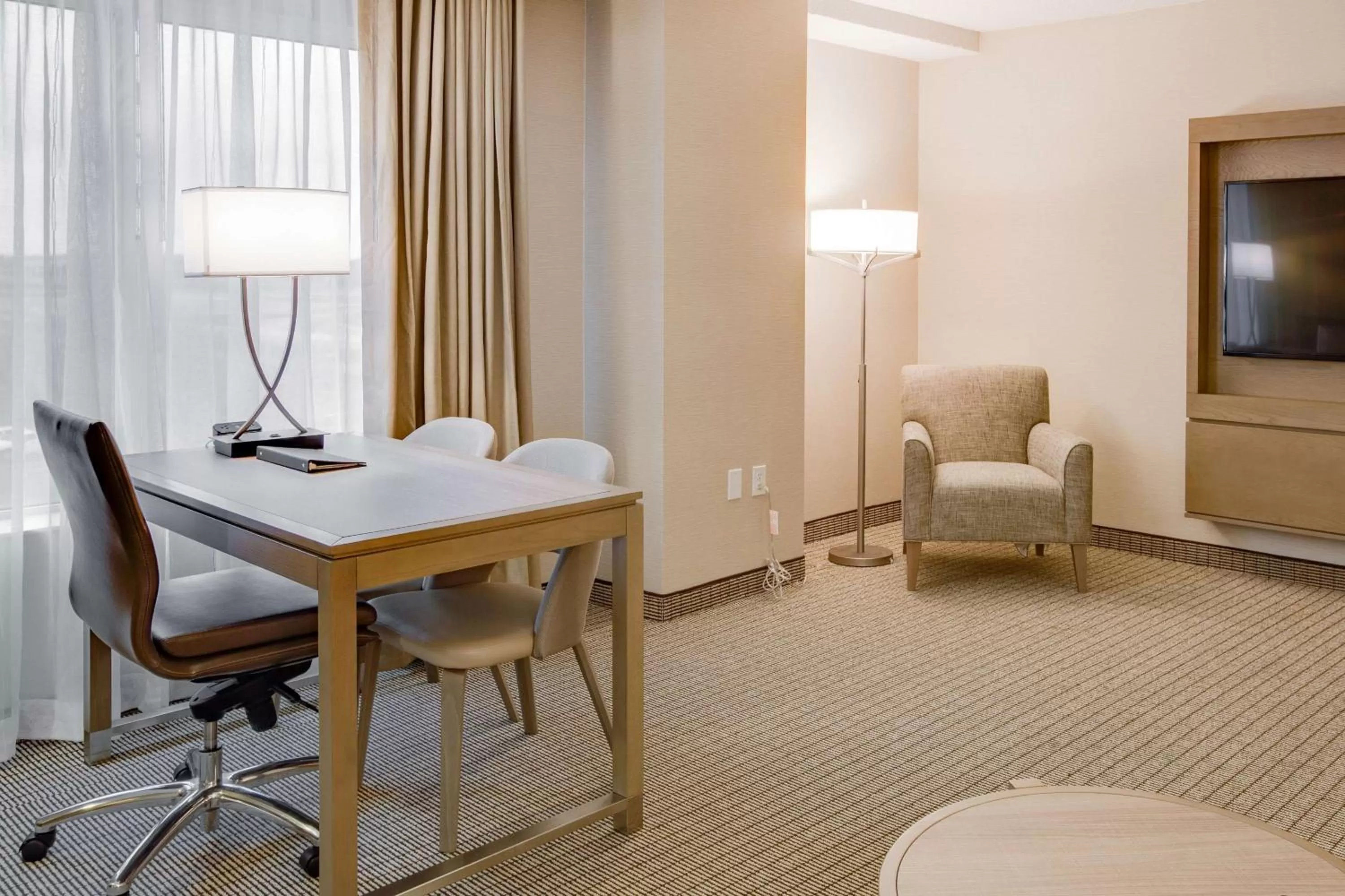 Living room in Embassy Suites by Hilton Columbus Dublin