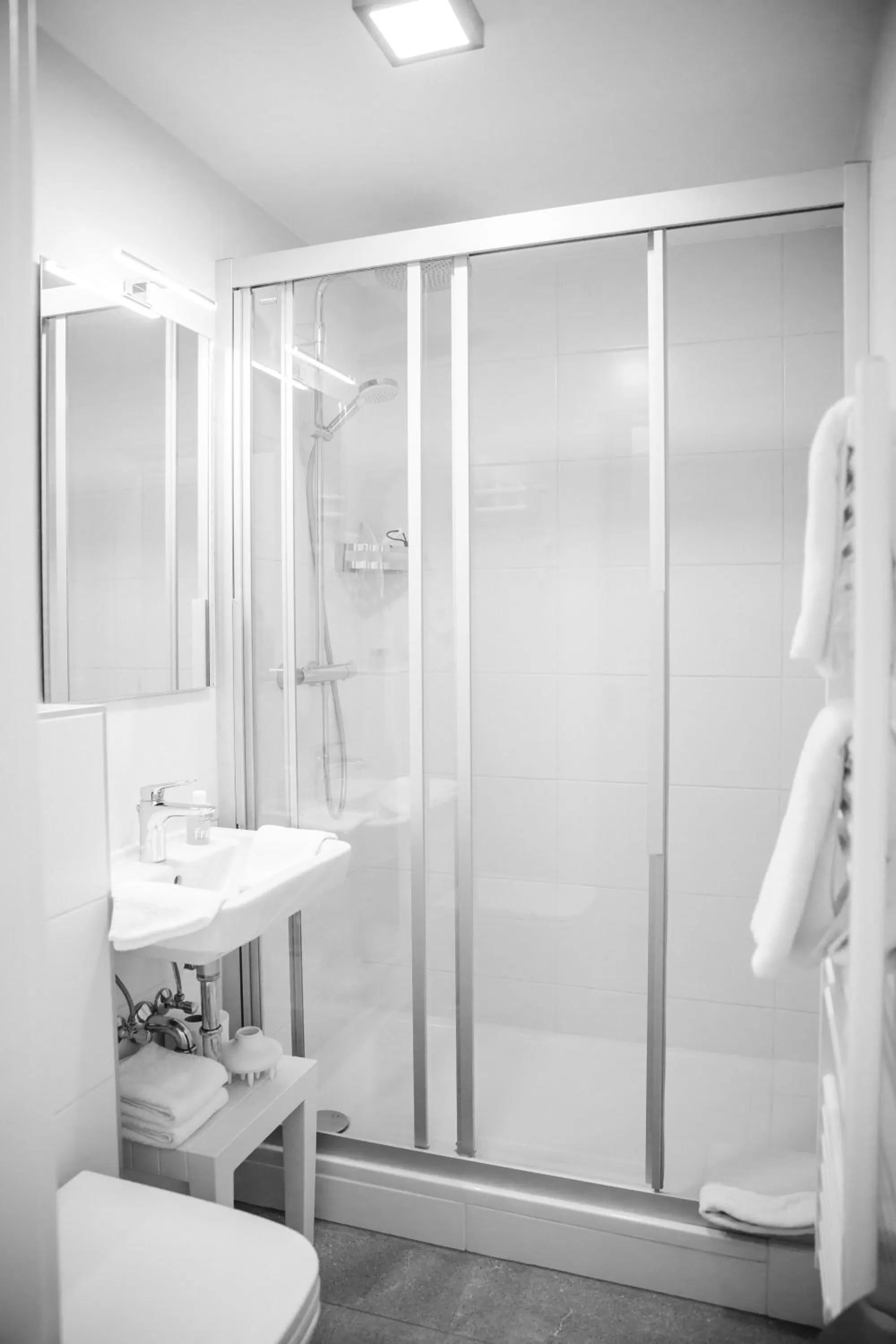 Bathroom in Nefer, Haus