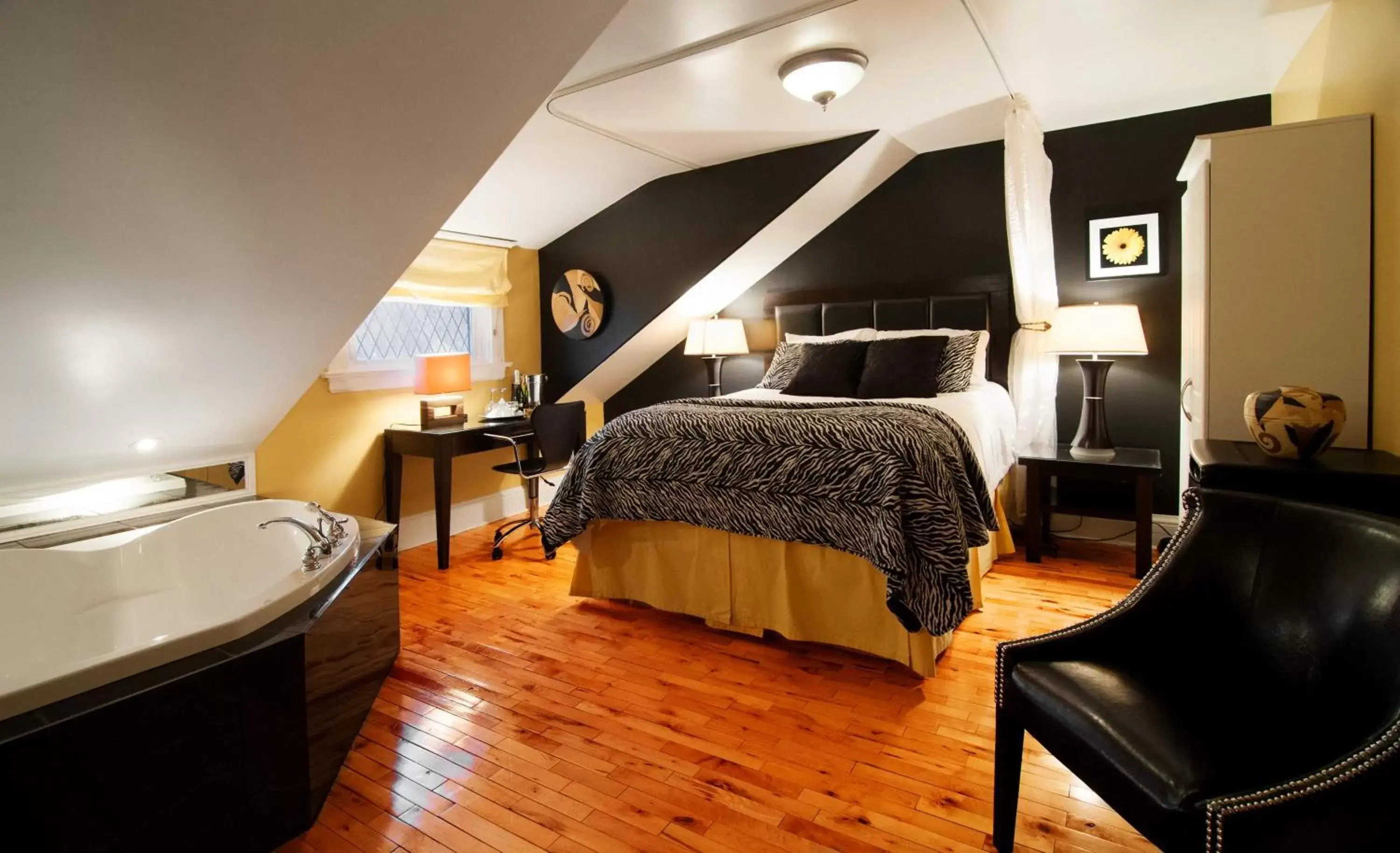 Deluxe Queen Room in Leaside Manor Deluxe Queen Room in Leaside Manor