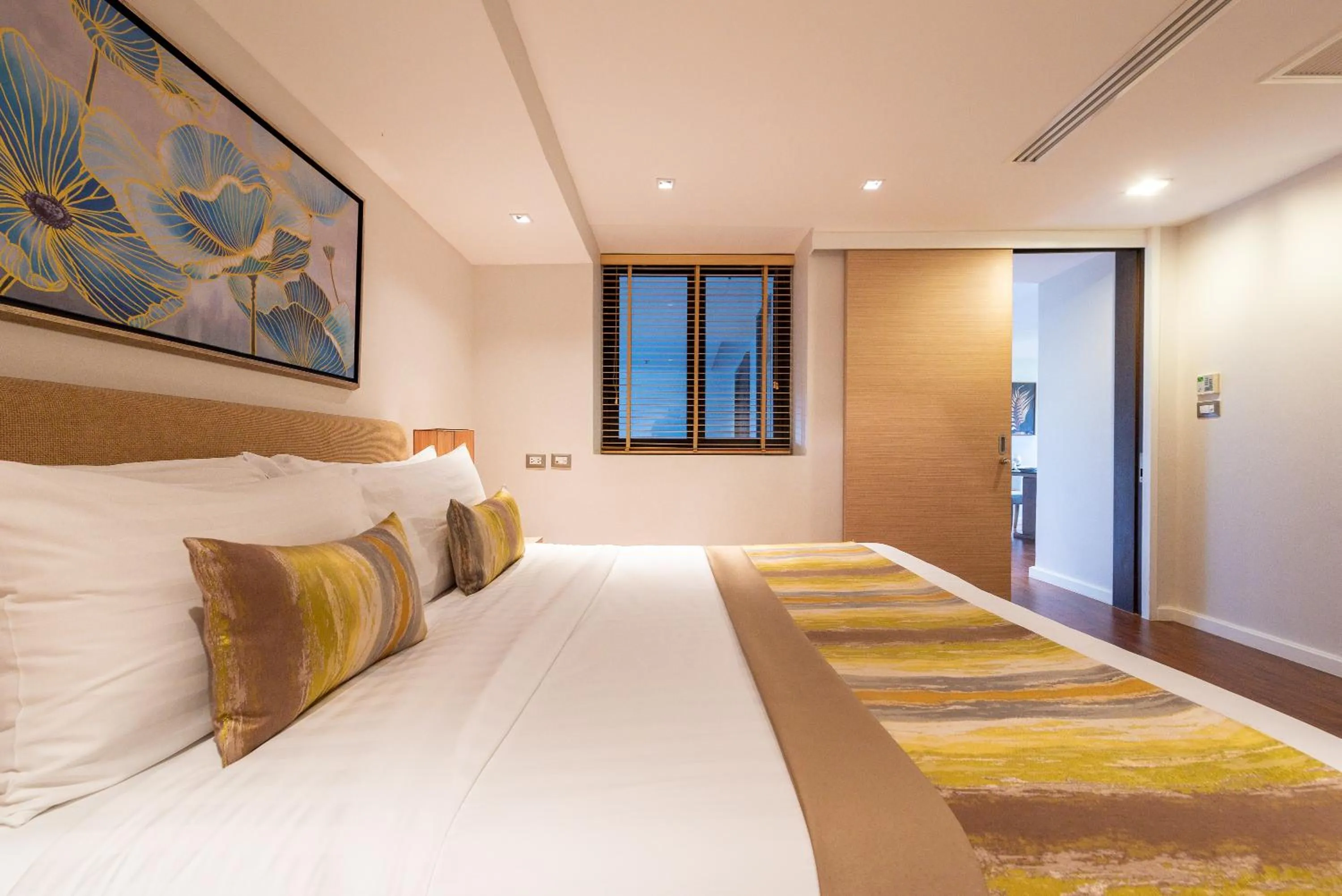 Bed in Summit Windmill Golf Suite Hotel at Suvarnabhumi