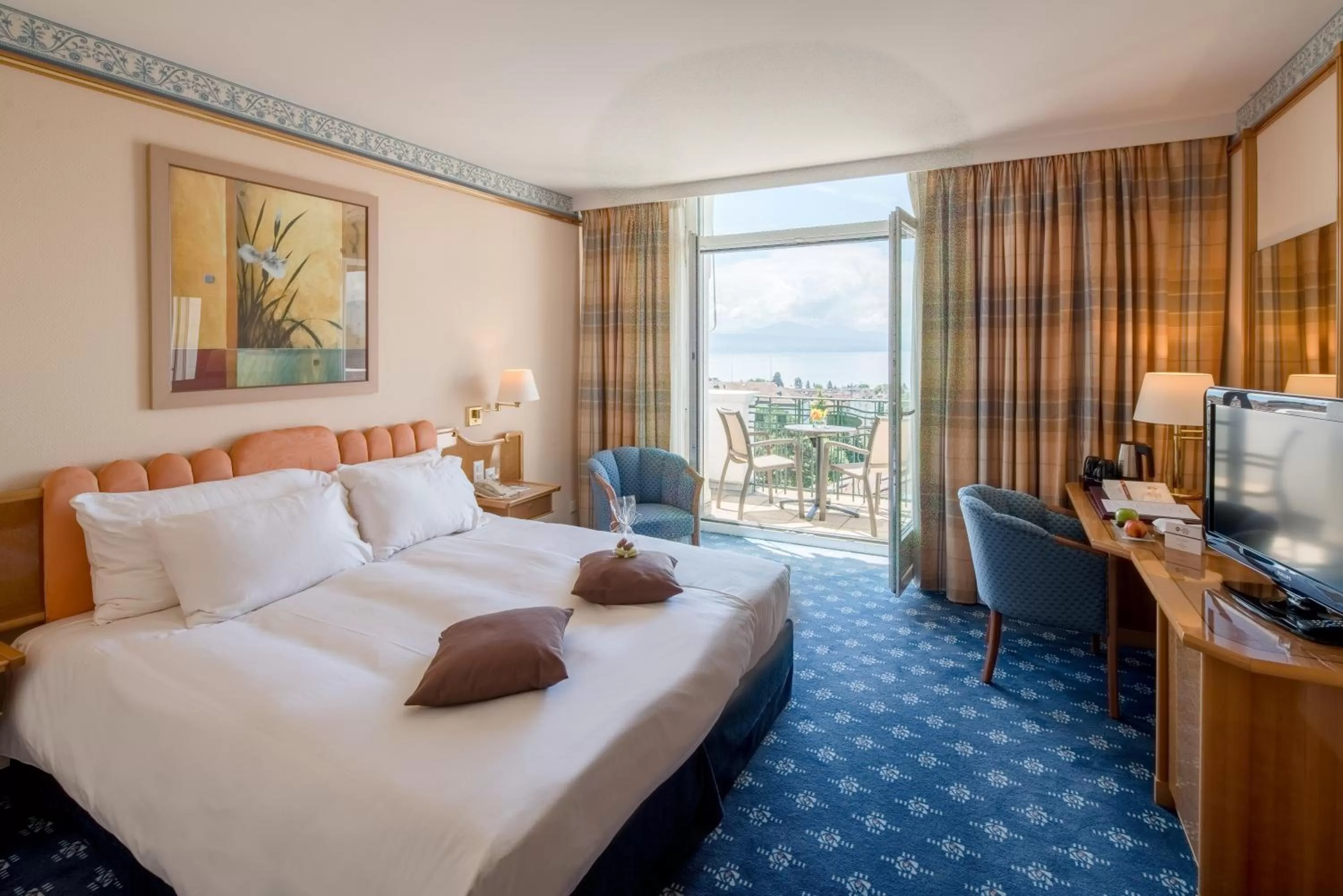 Lake view, Bed in Hotel Mirabeau, BW Signature Collection, Lausanne