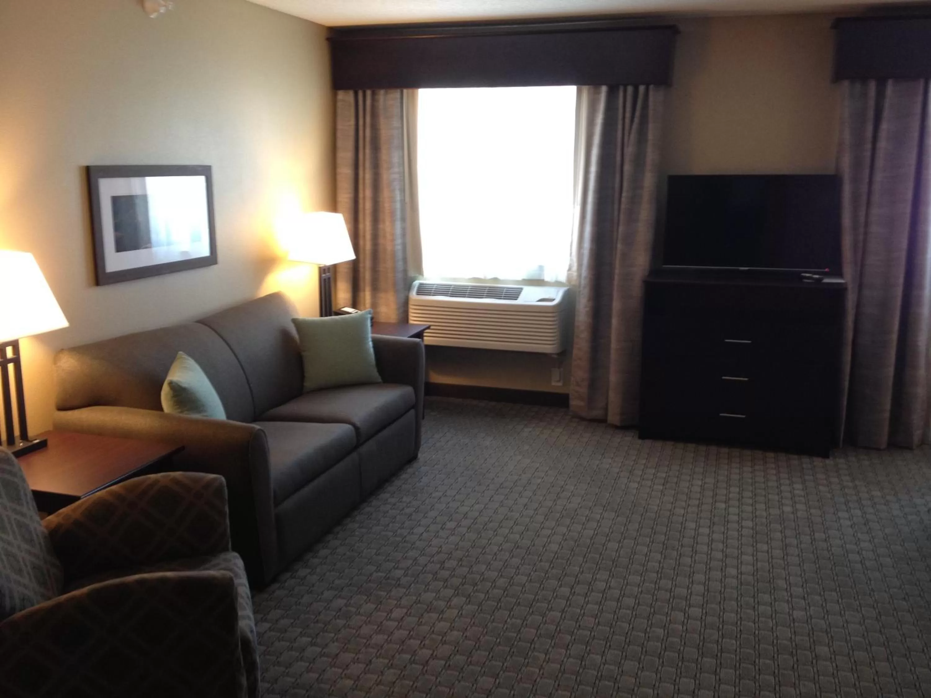 TV and multimedia in GrandStay Hotel & Suites - Glenwood