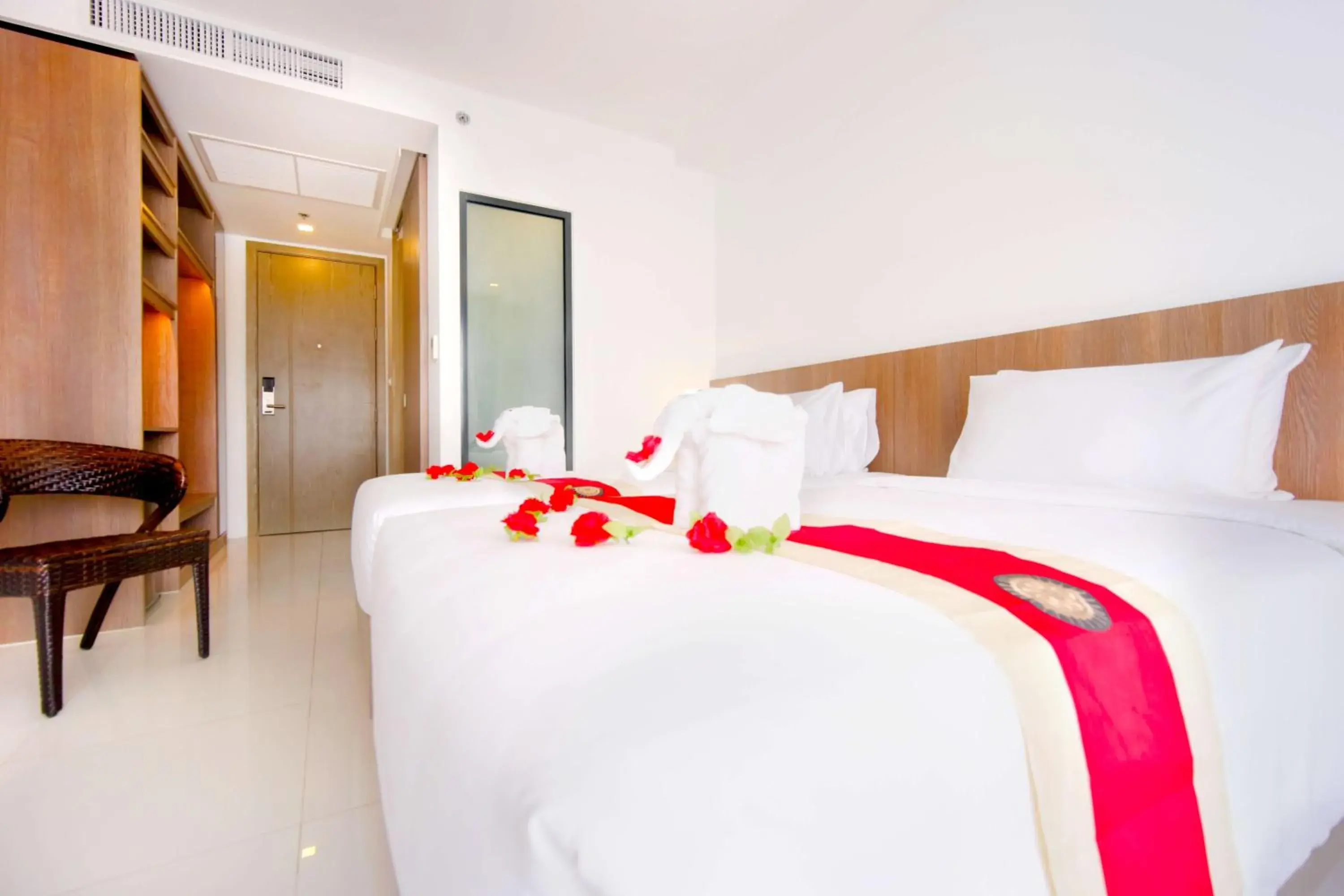 Superior Double or Twin Room in Phoenix Hotel Karon Beach Superior Double or Twin Room in Phoenix Hotel Karon Beach