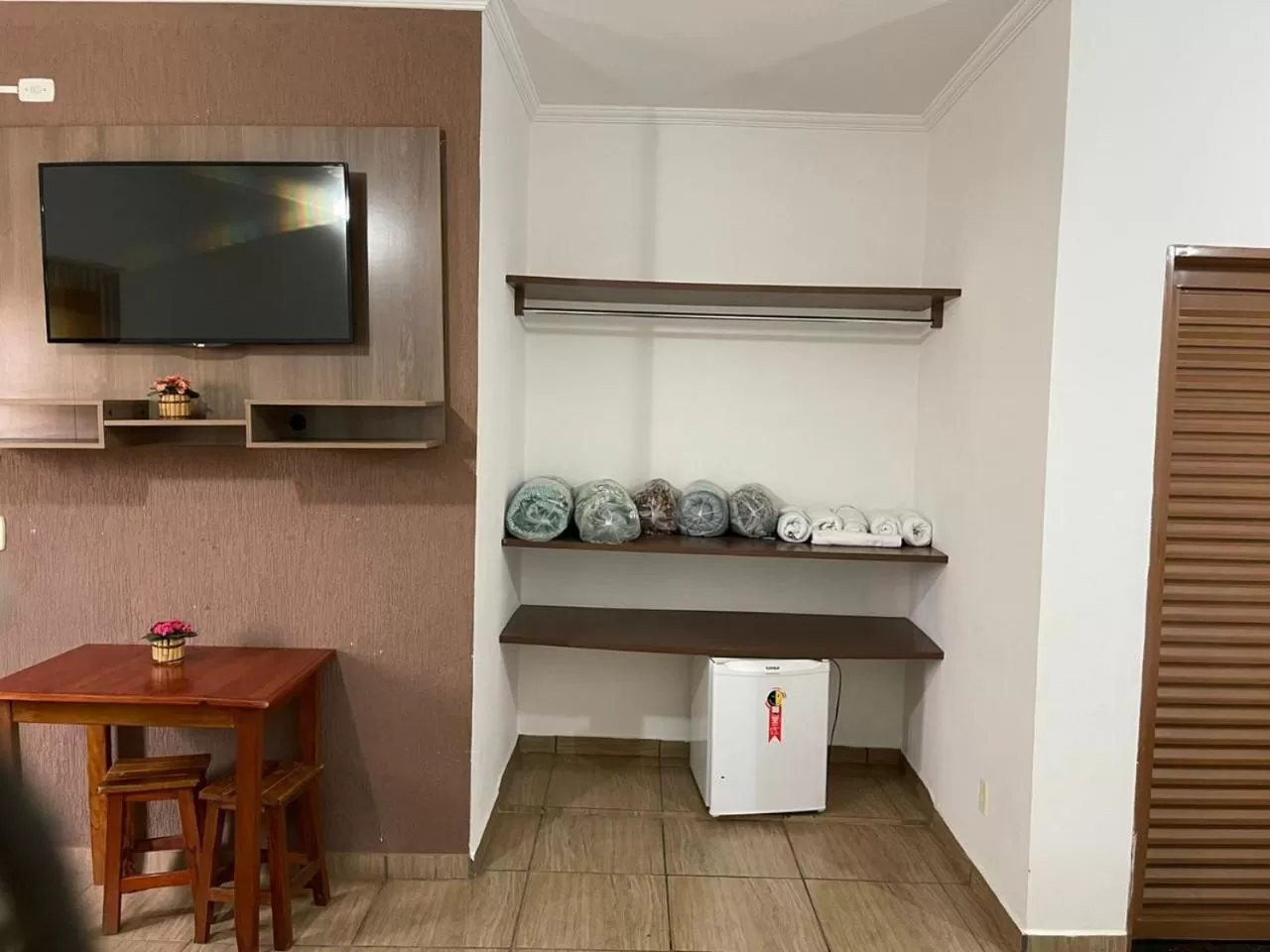 Bedroom, TV/Entertainment Center in Hotel Portela III