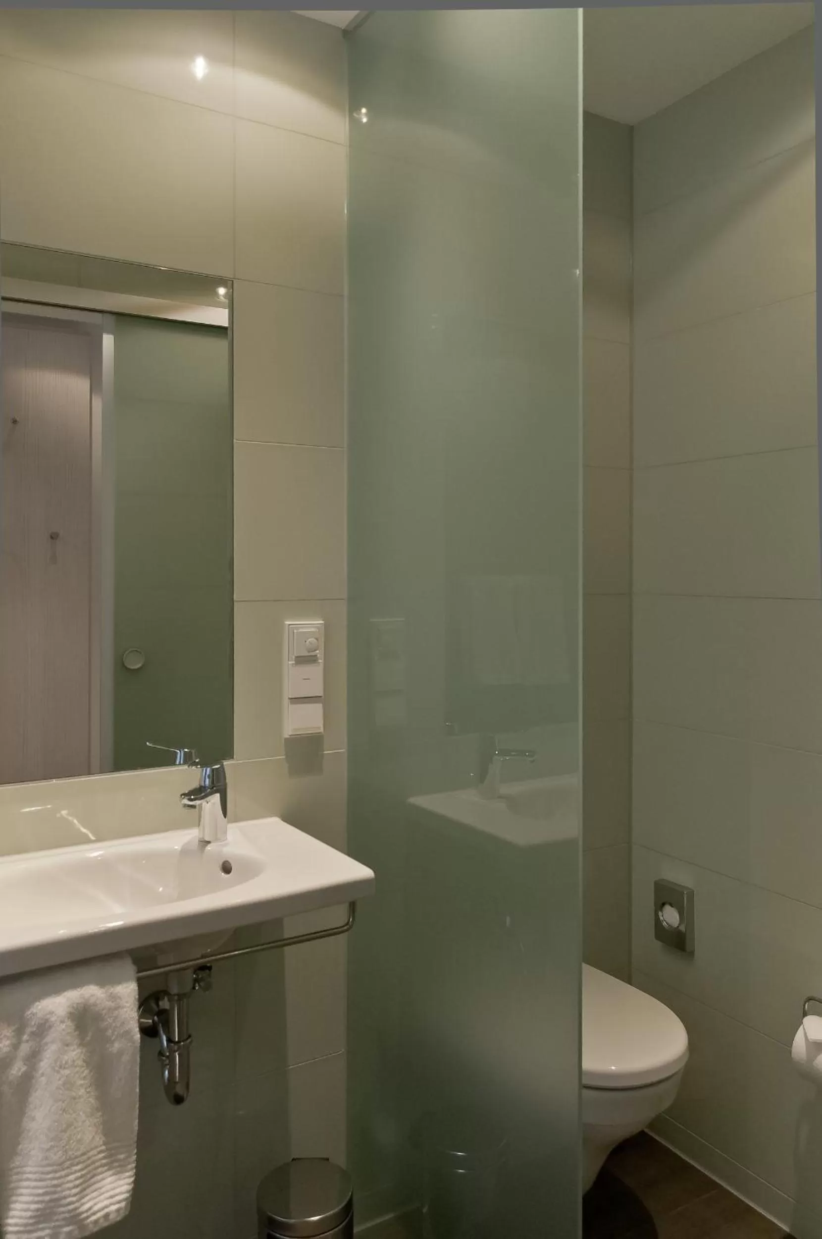 Toilet in Super 8 by Wyndham Munich City North