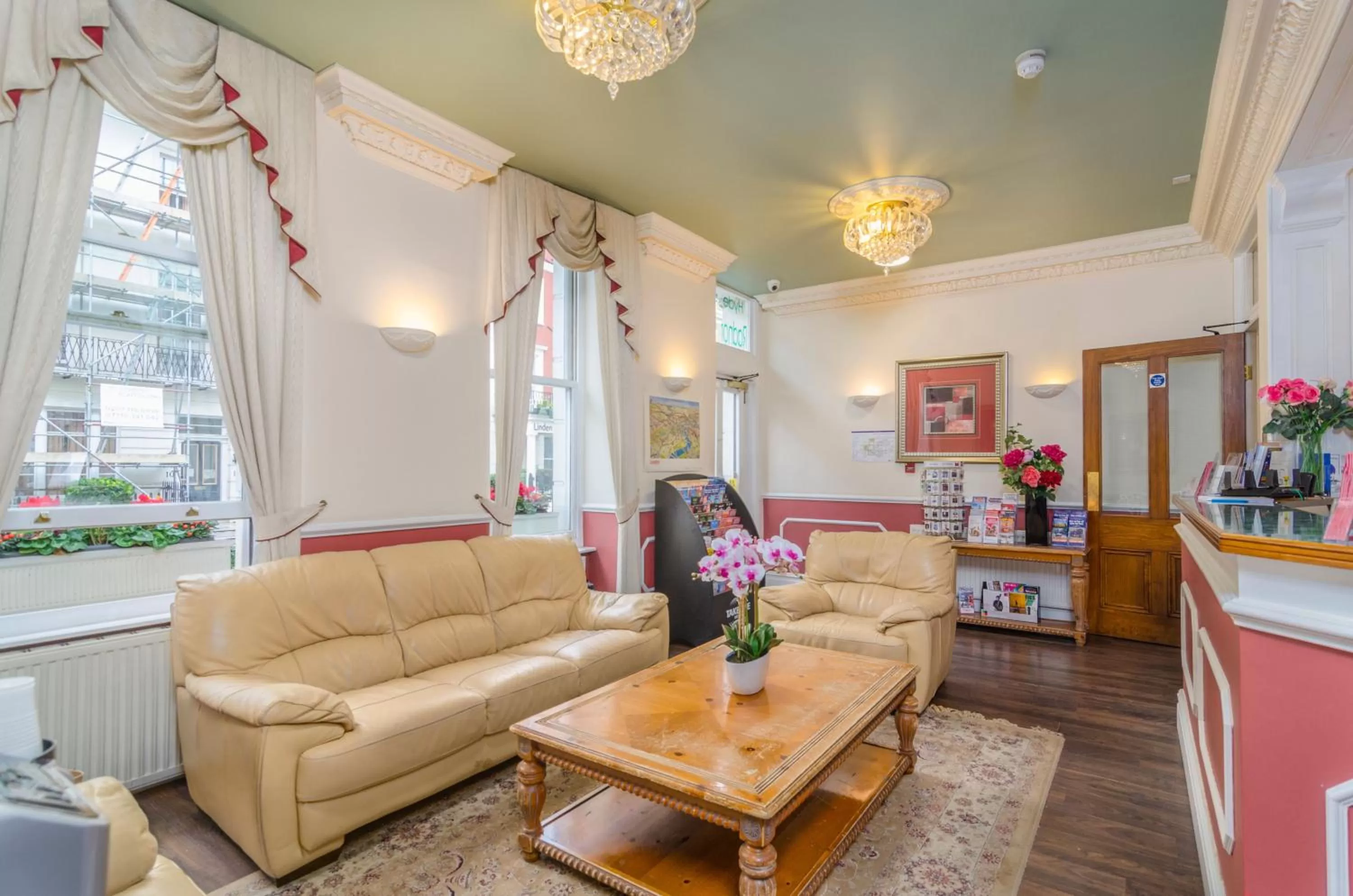 Lobby or reception in Hyde Park Radnor Hotel B&B