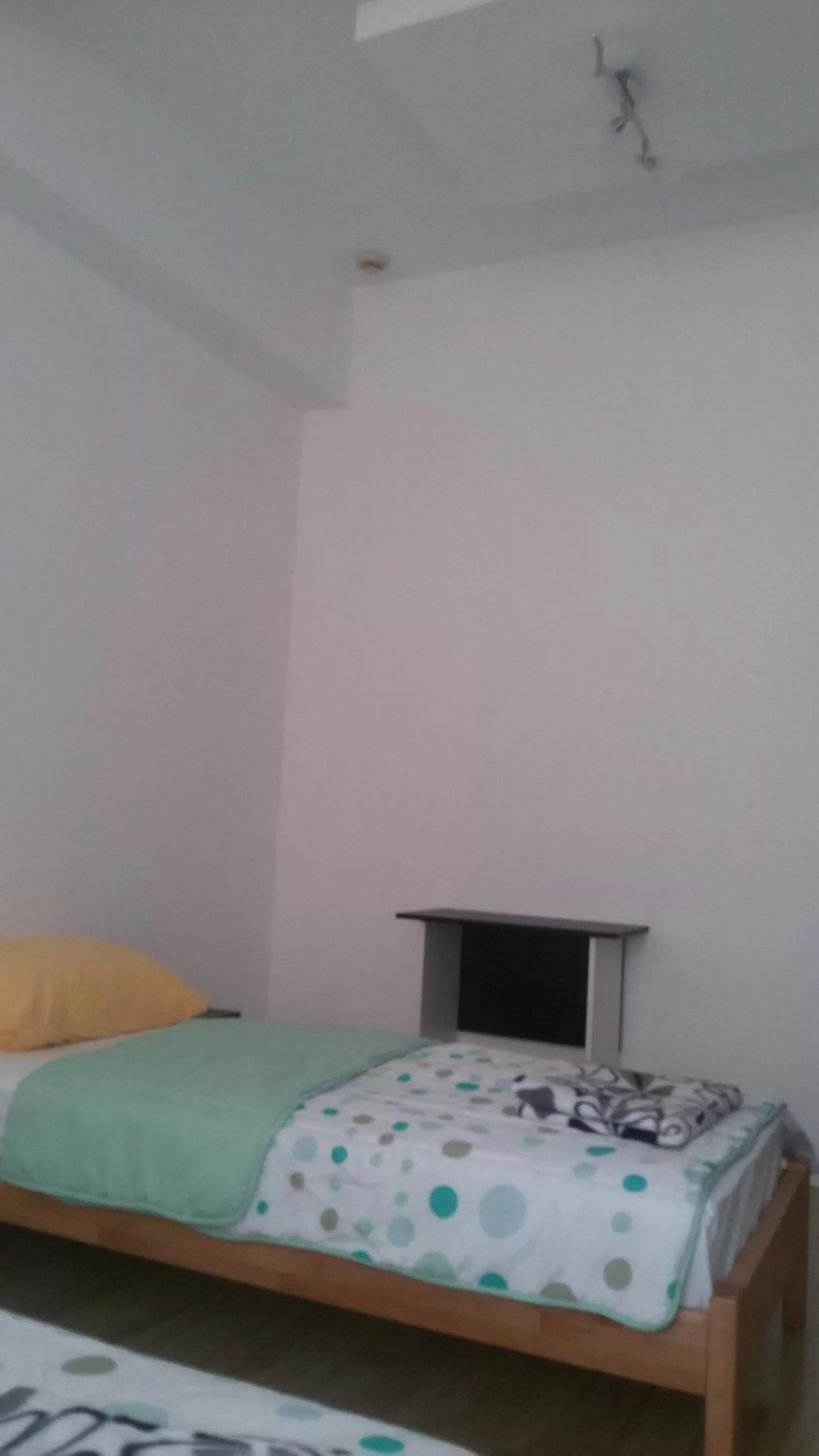 Bed, TV/Entertainment Center in Motel Maks