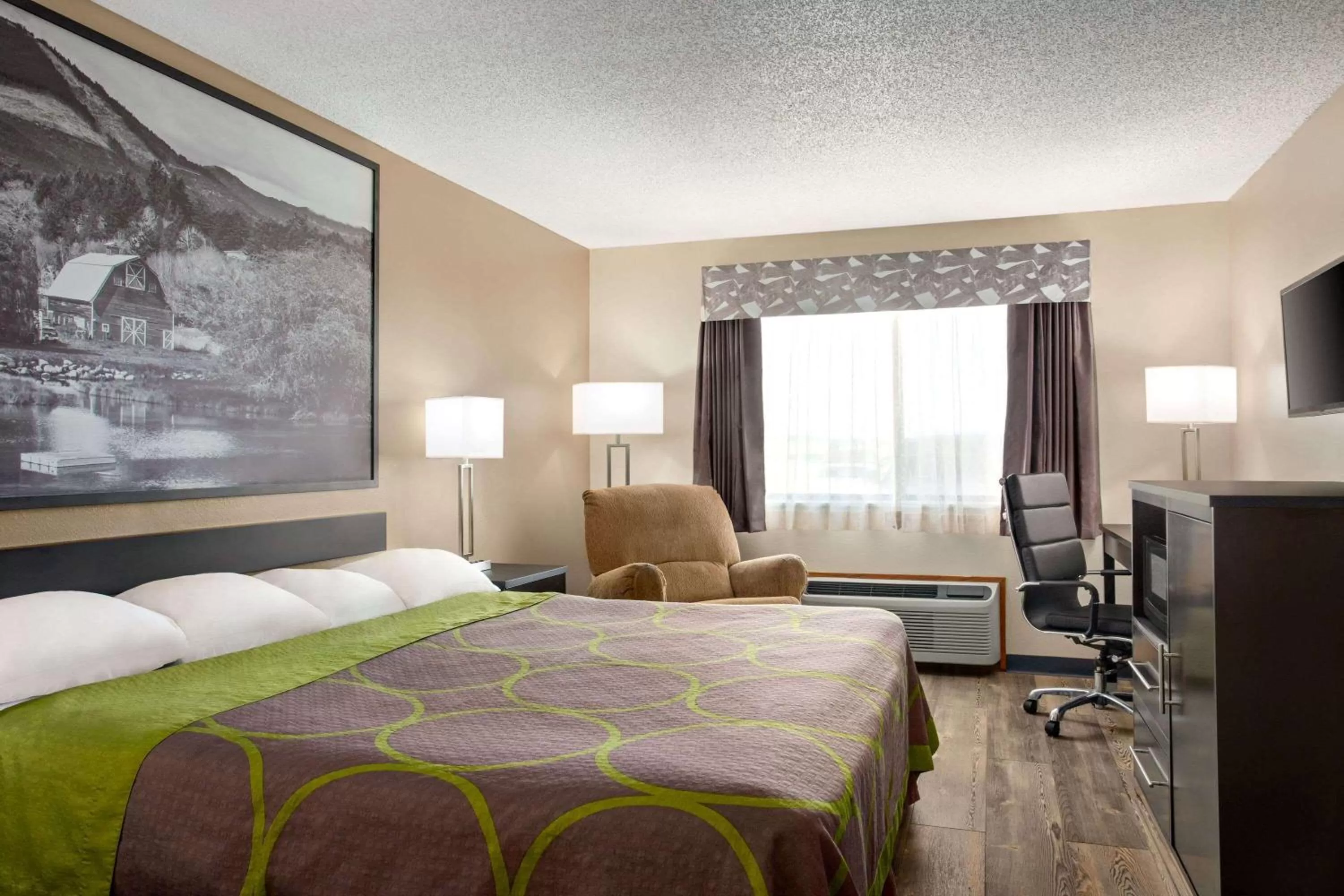 Photo of the whole room, Bed in Super 8 by Wyndham Chillicothe