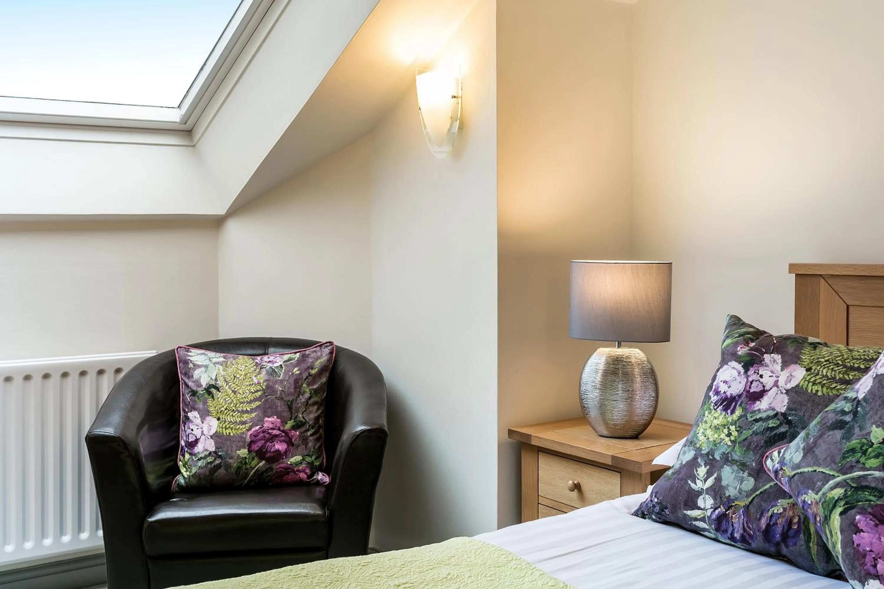 Seating area, Bed in The Gamekeeper's Inn