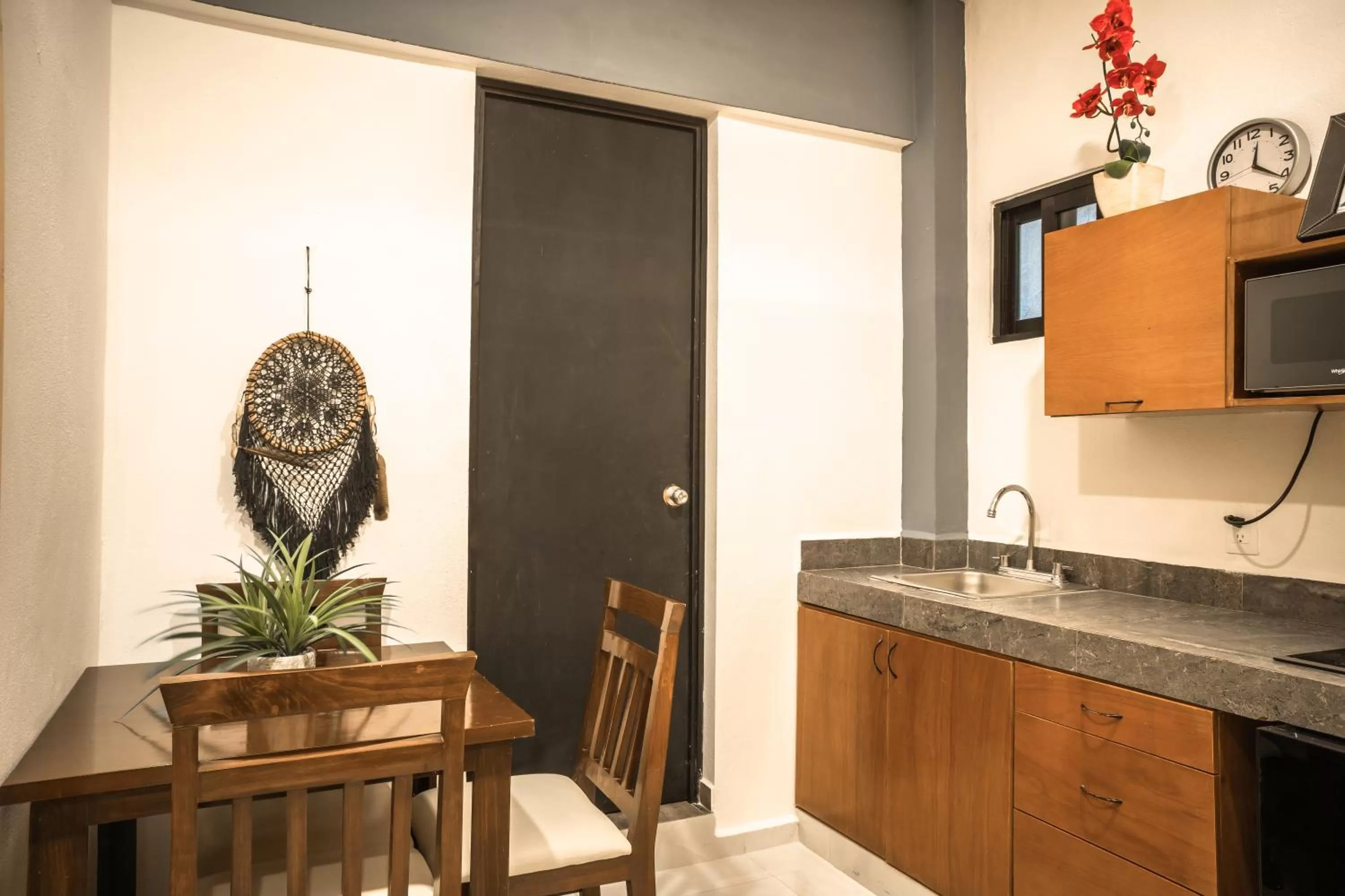 Dining area, Kitchen/Kitchenette in Maui hostel playa del carmen