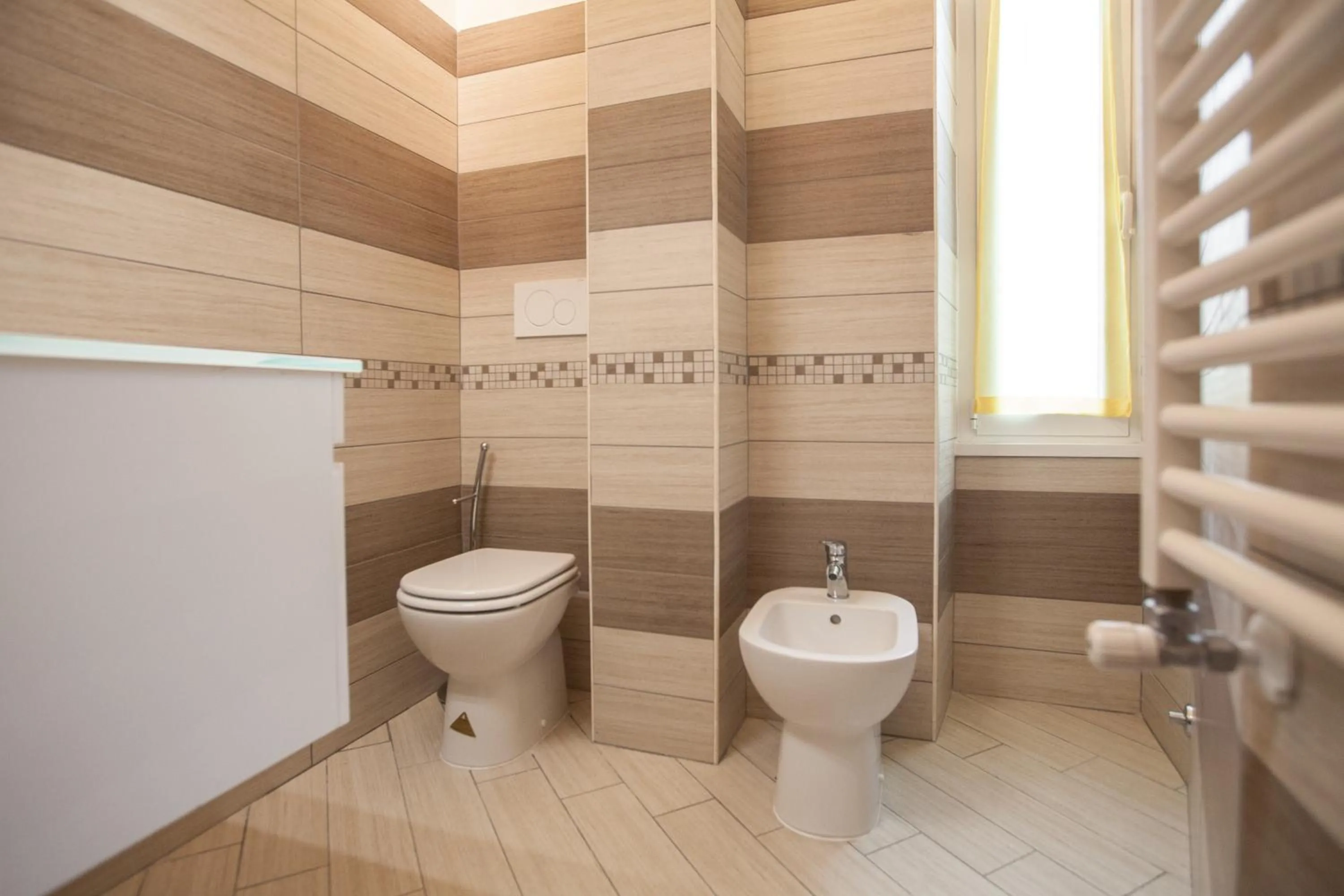 Shower in Rome Central Rooms