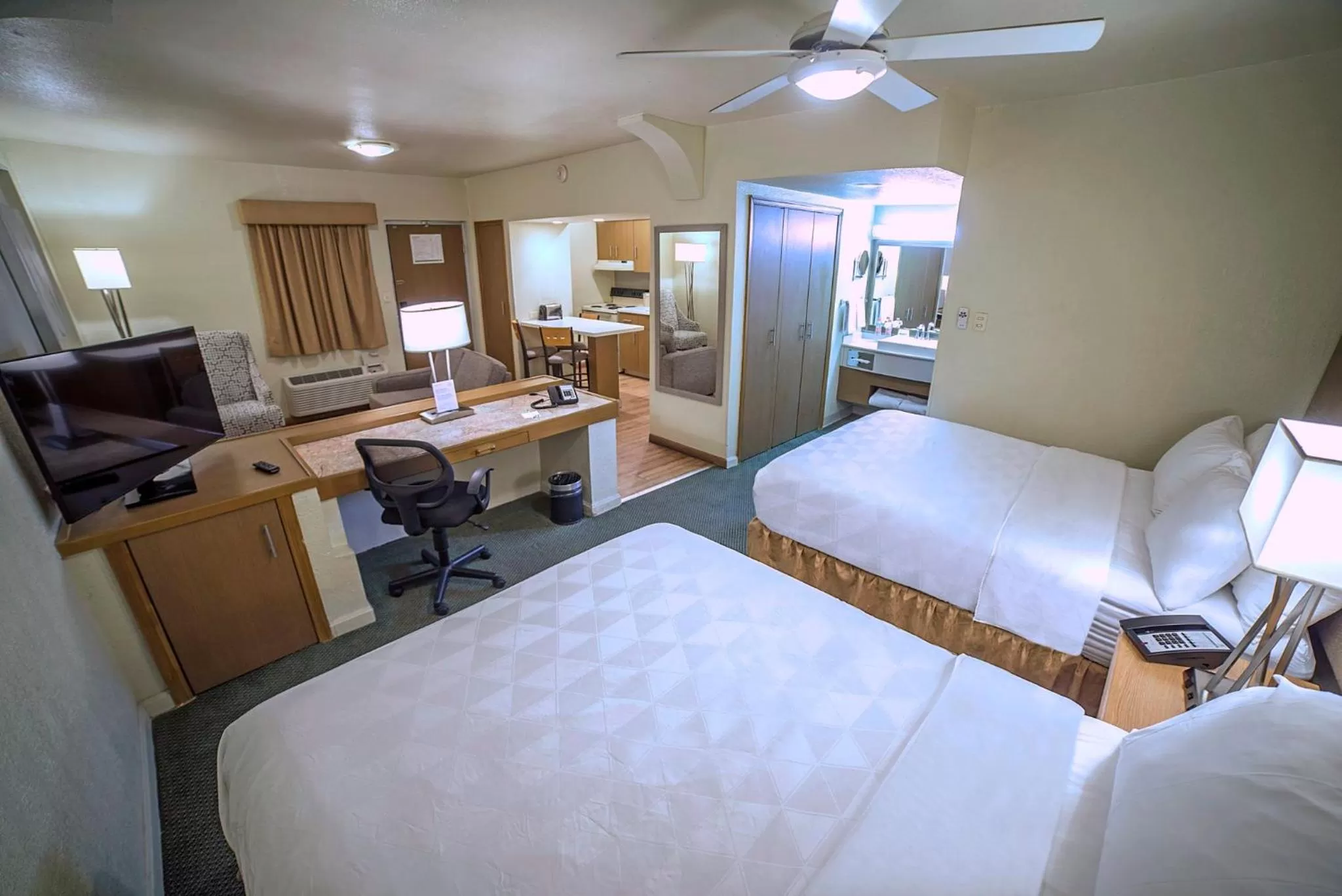 Photo of the whole room, Bed in Holiday Inn & Suites Chihuahua Expo by IHG