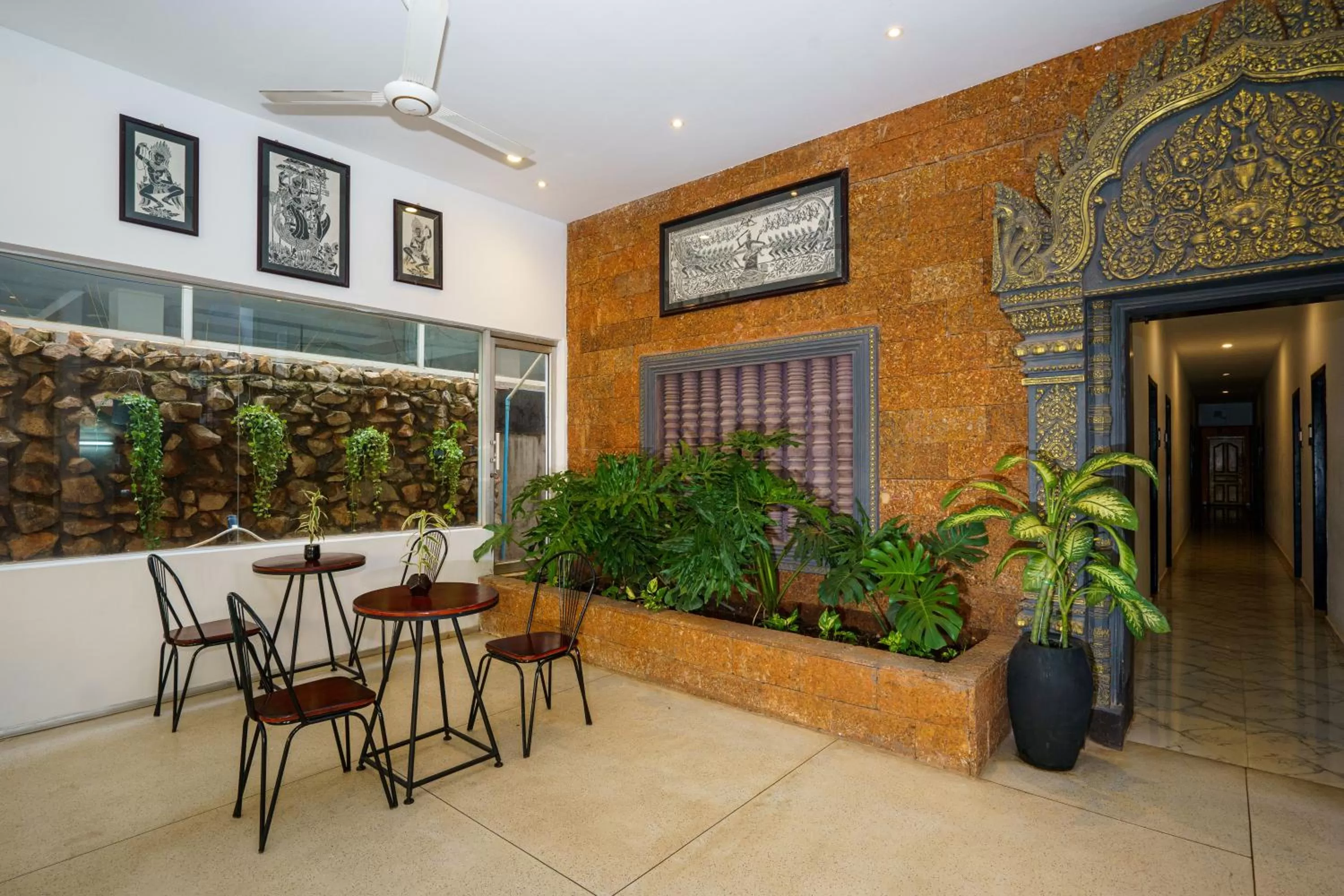 Lounge or bar in The Rabbit Hole Hotel & SPA