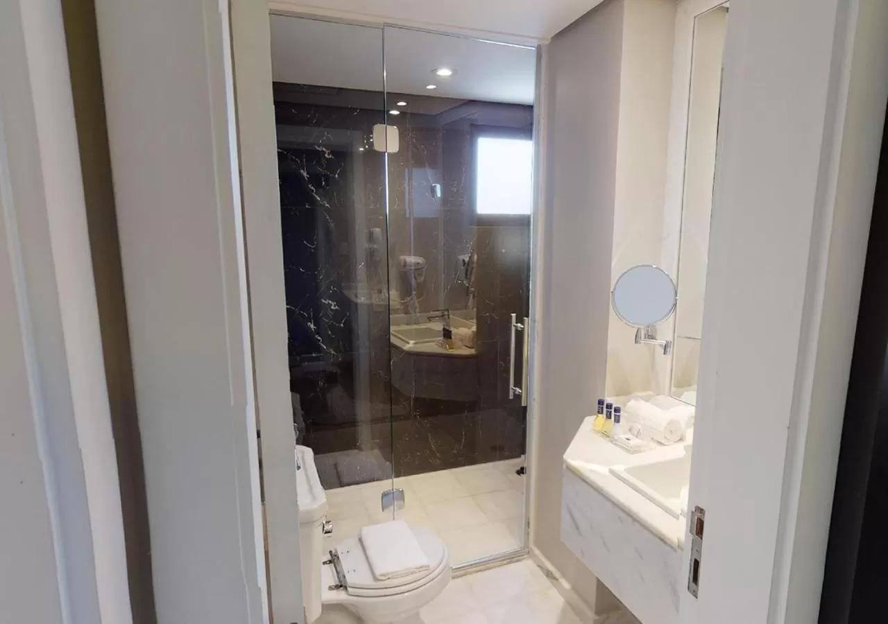 Bathroom in Estanplaza Funchal Faria Lima