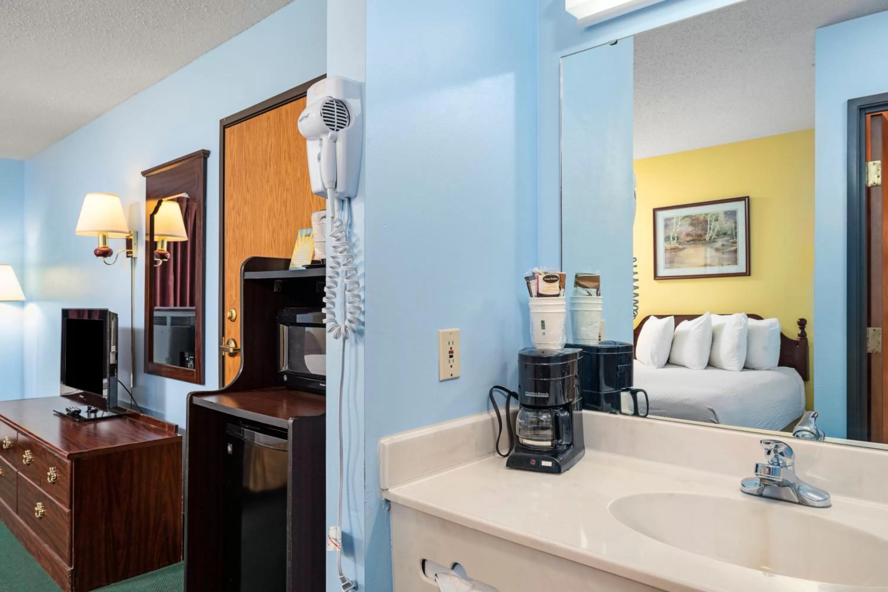 Bed in Days Inn by Wyndham Battlefield Rd/Hwy 65