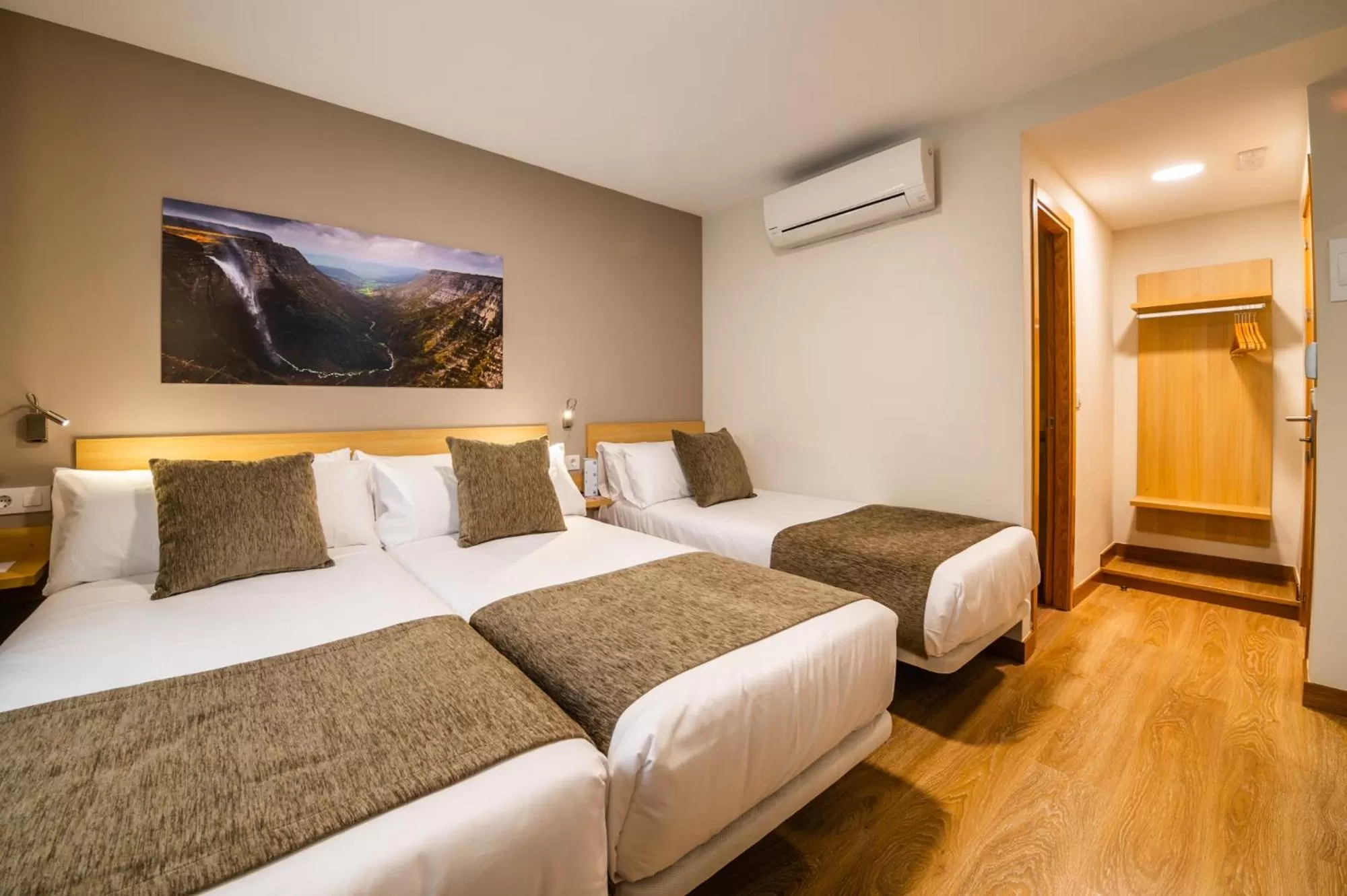 Bedroom, Bed in Hotel Vas Vitoria AutoCheckIn