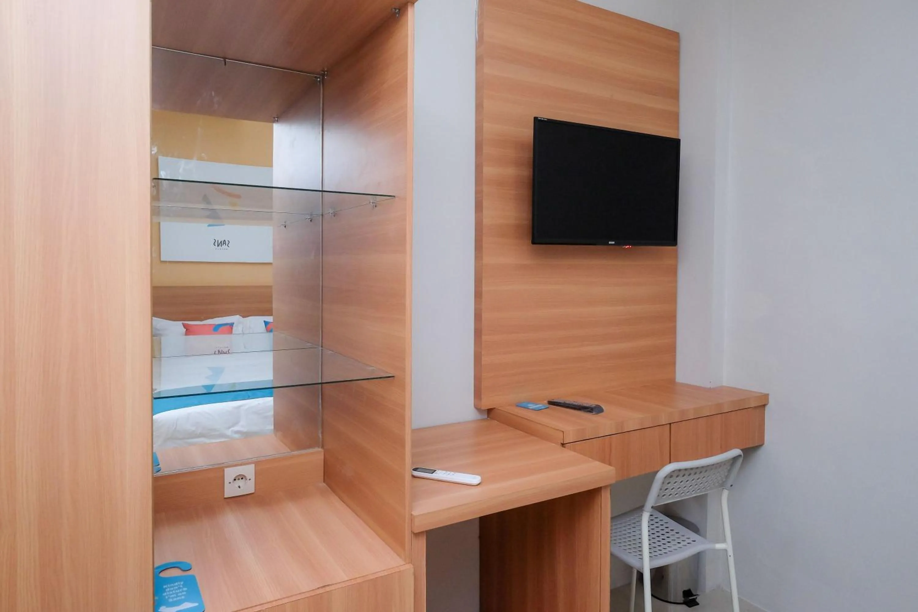 TV and multimedia in Sans Hotel Tiga Putri Semarang by RedDoorz