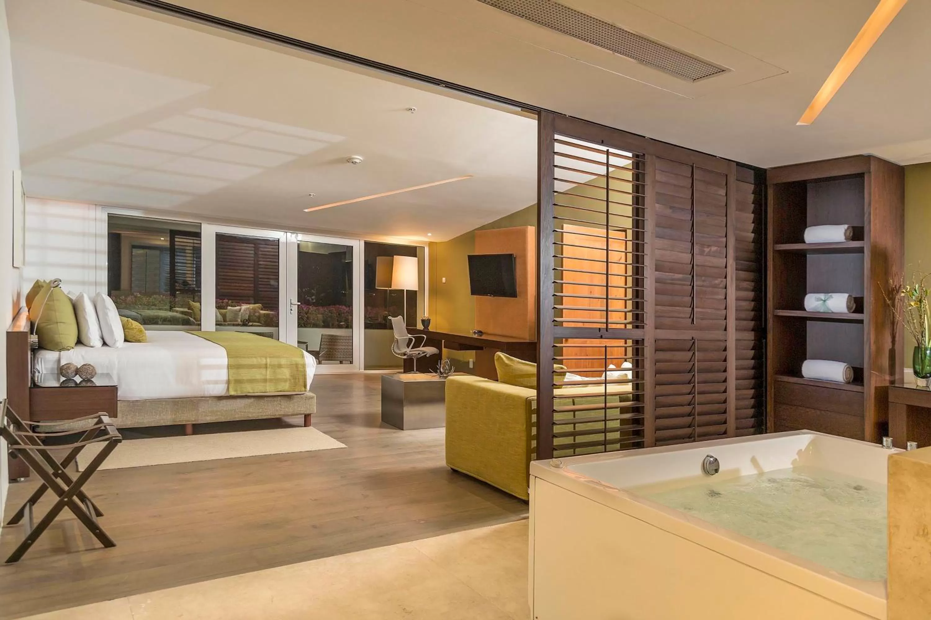 Bedroom, Bed in Presidente InterContinental Cancun Resort