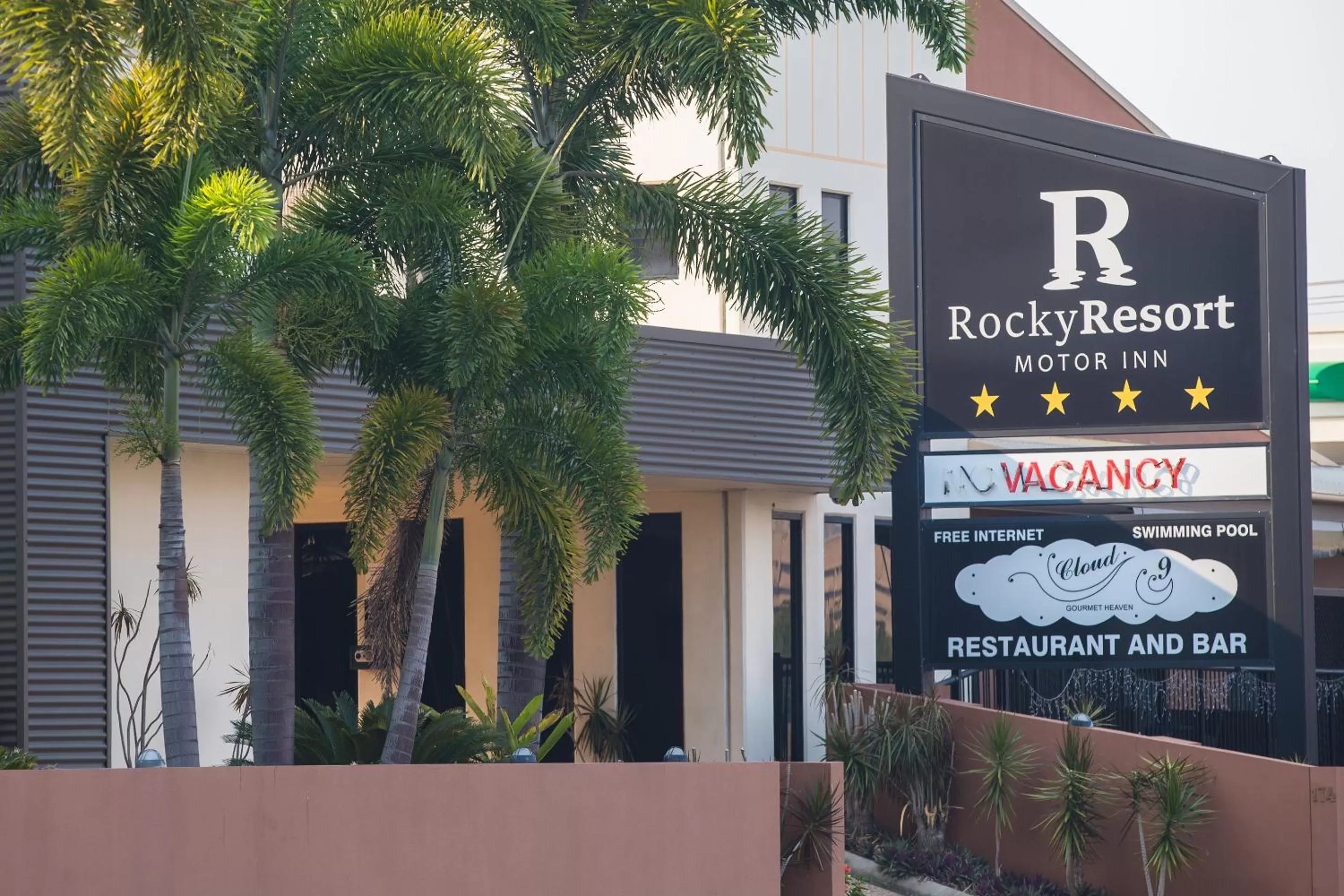 Facade/entrance in Rocky Resort Motor Inn
