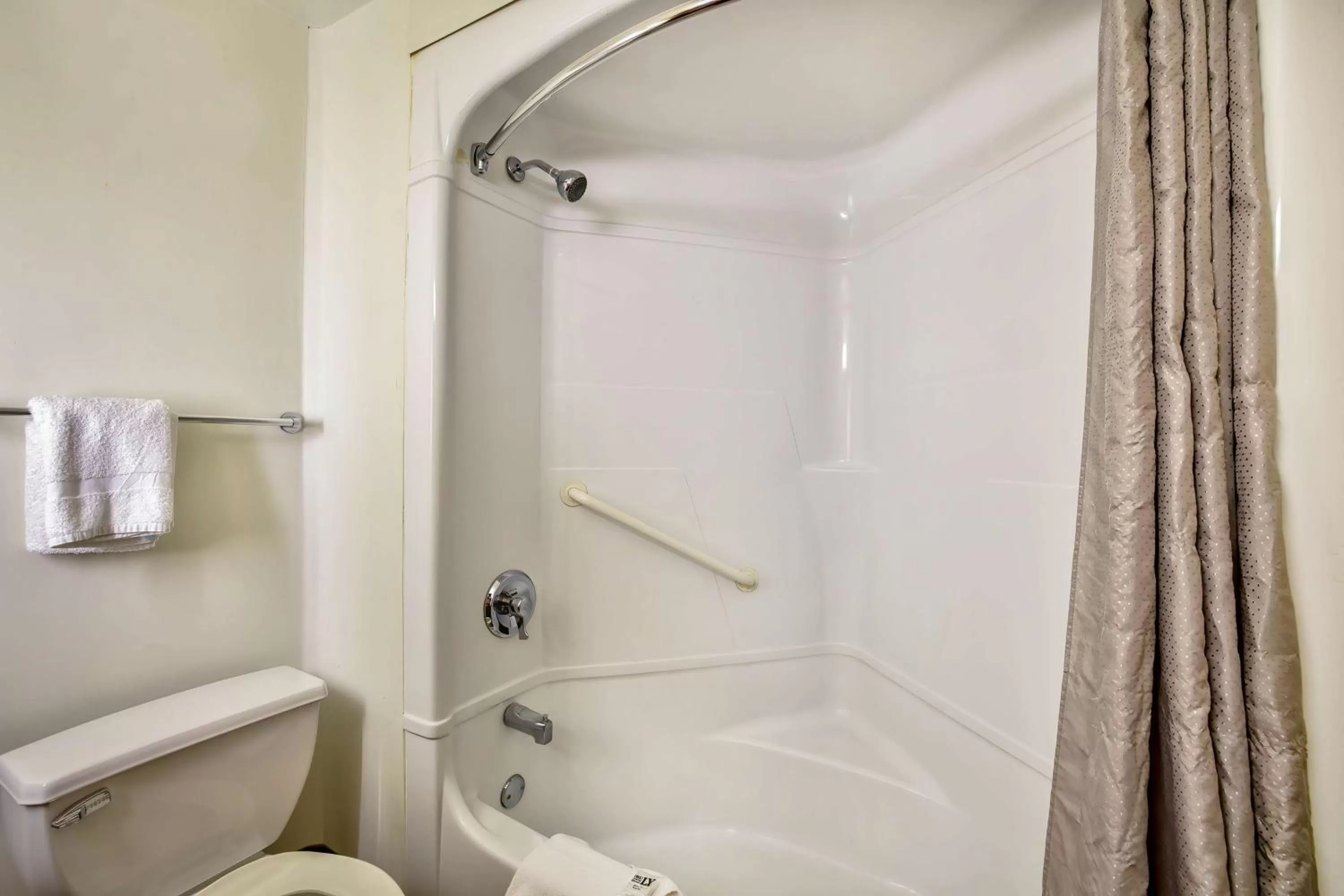 Bathroom in Motel 6-Burlington, ON - Toronto West - Oakville