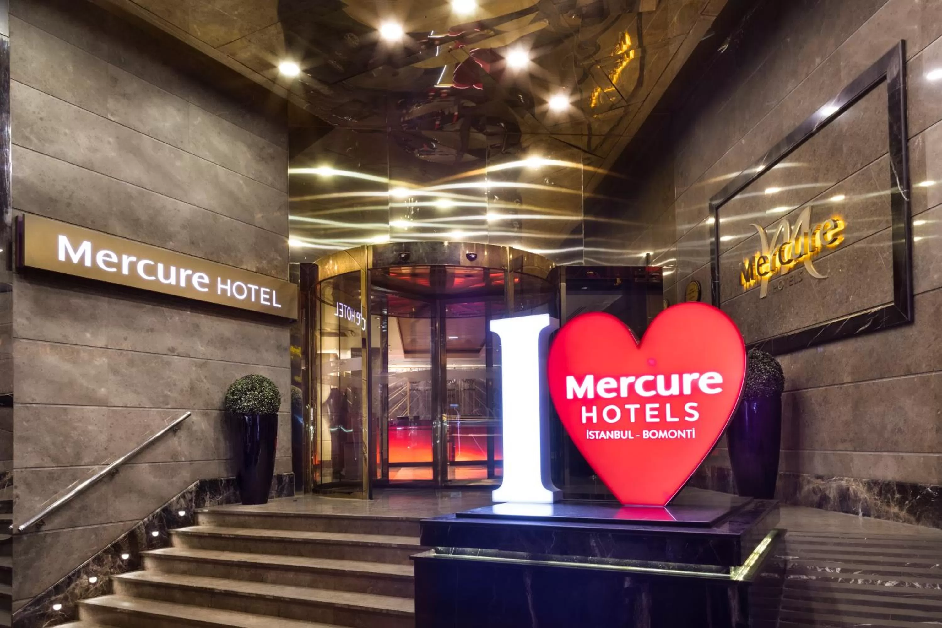 Facade/entrance in Mercure Istanbul Bomonti