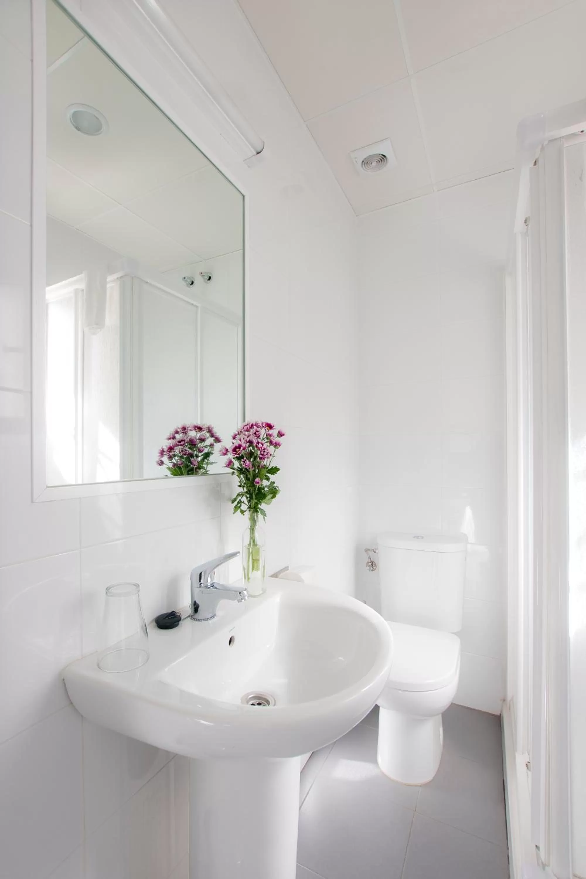 Bathroom in Hotel Madrid de Sevilla by SHS