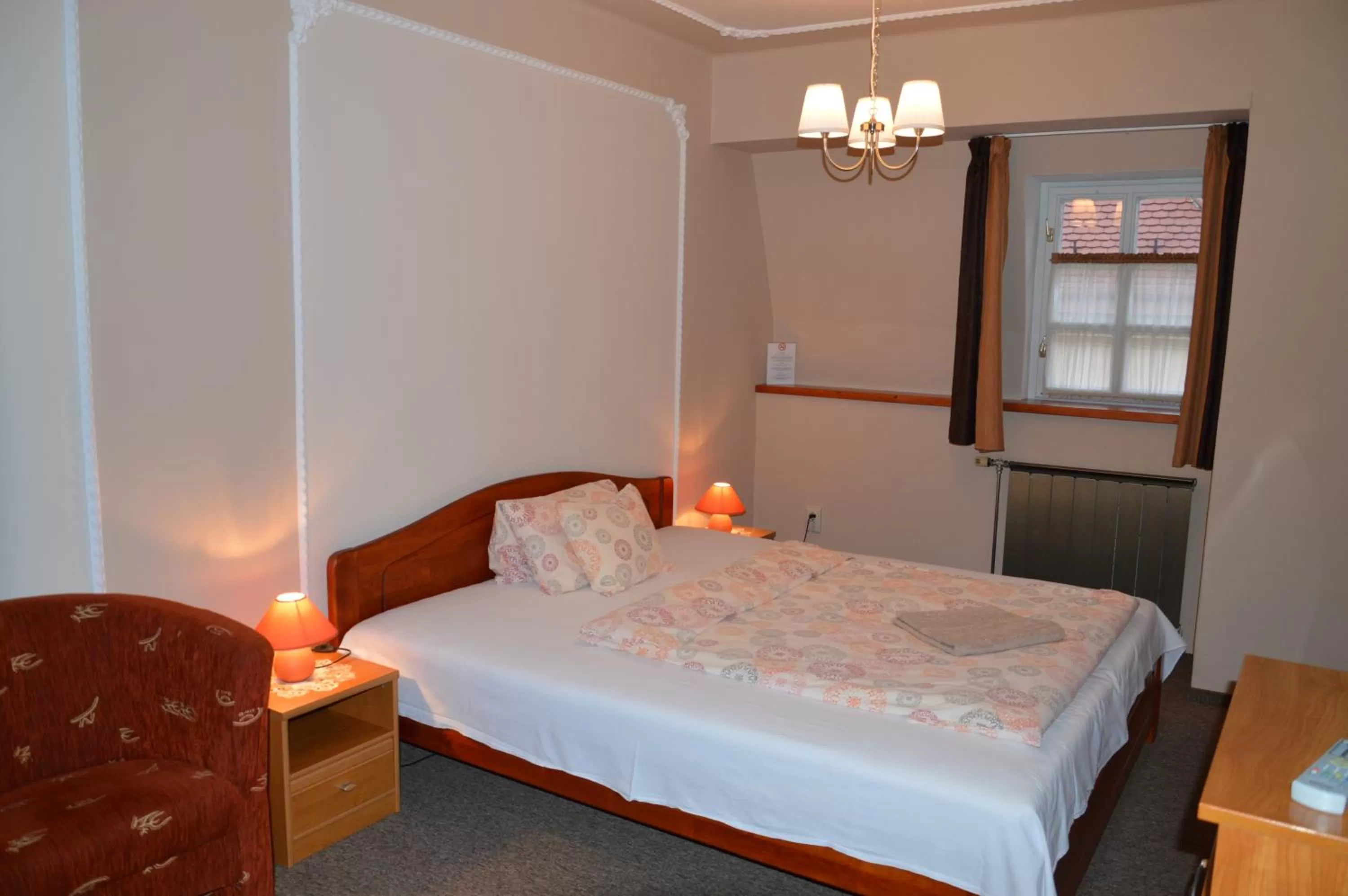 Photo of the whole room, Bed in Duna Panzió