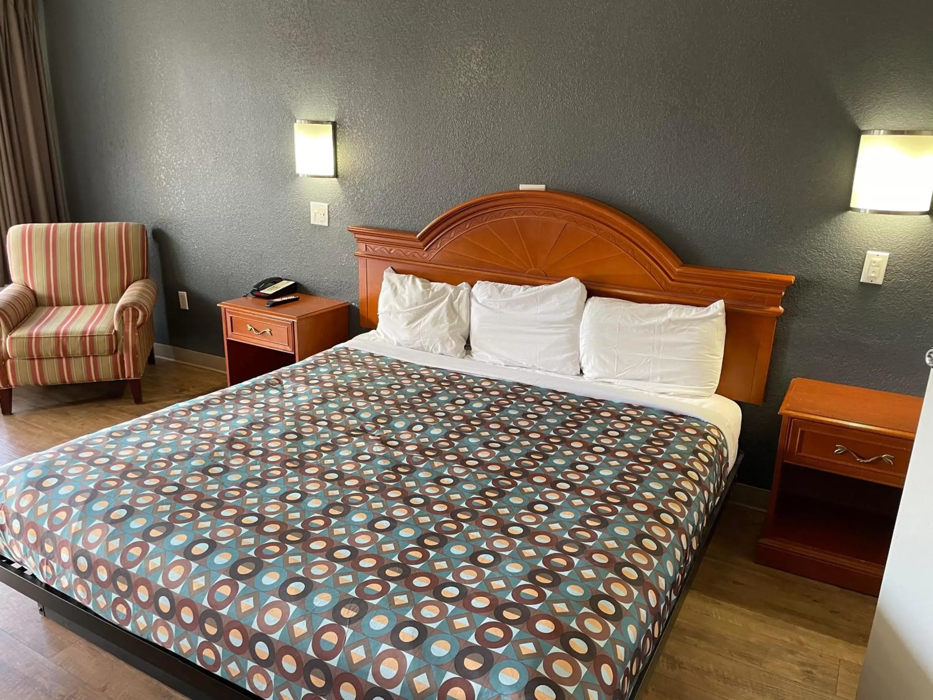 King Room - single occupancy - Smoking in Econo Lodge King Room - single occupancy - Smoking in Econo Lodge