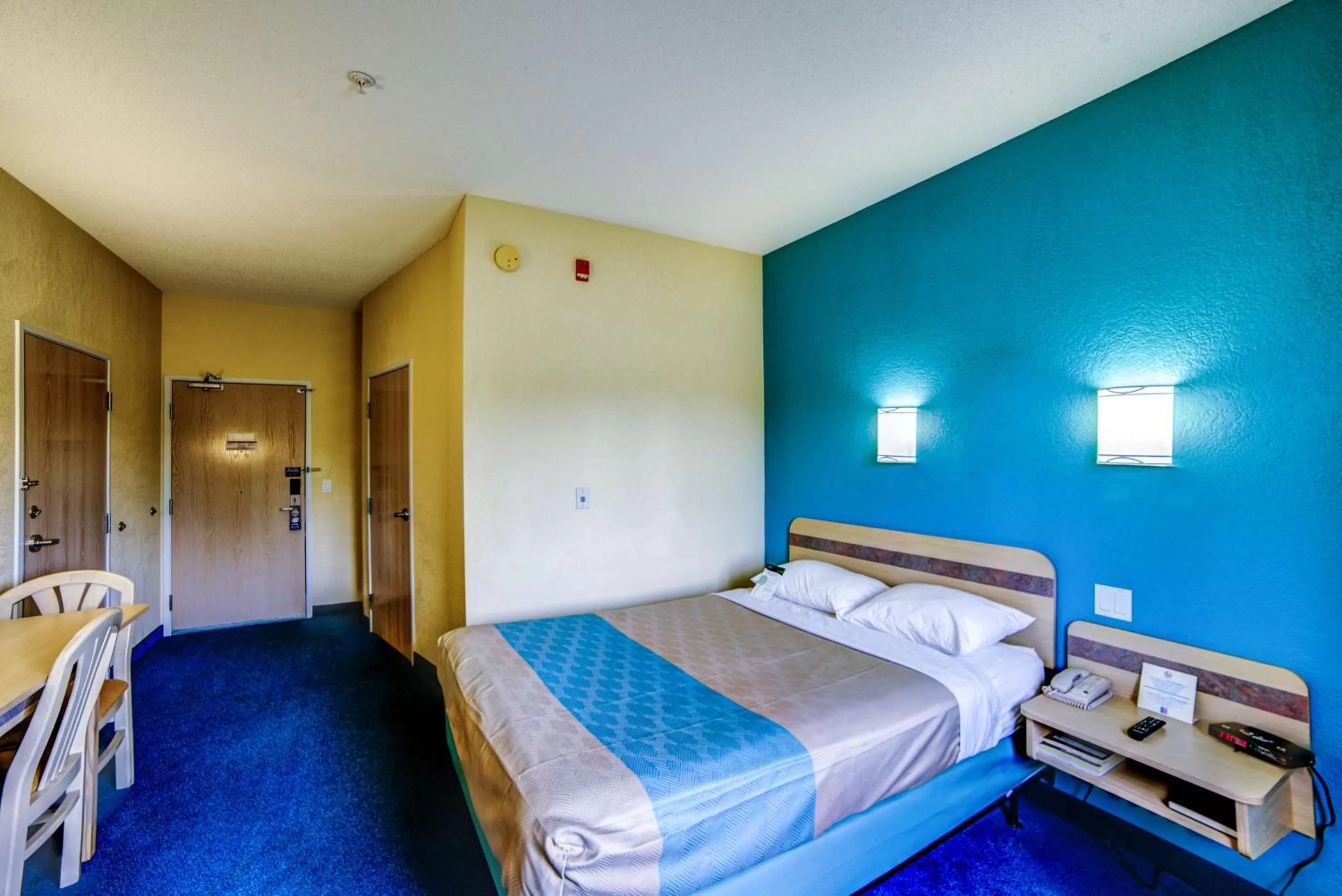 TV and multimedia, Bed in Motel 6-Huntsville, ON