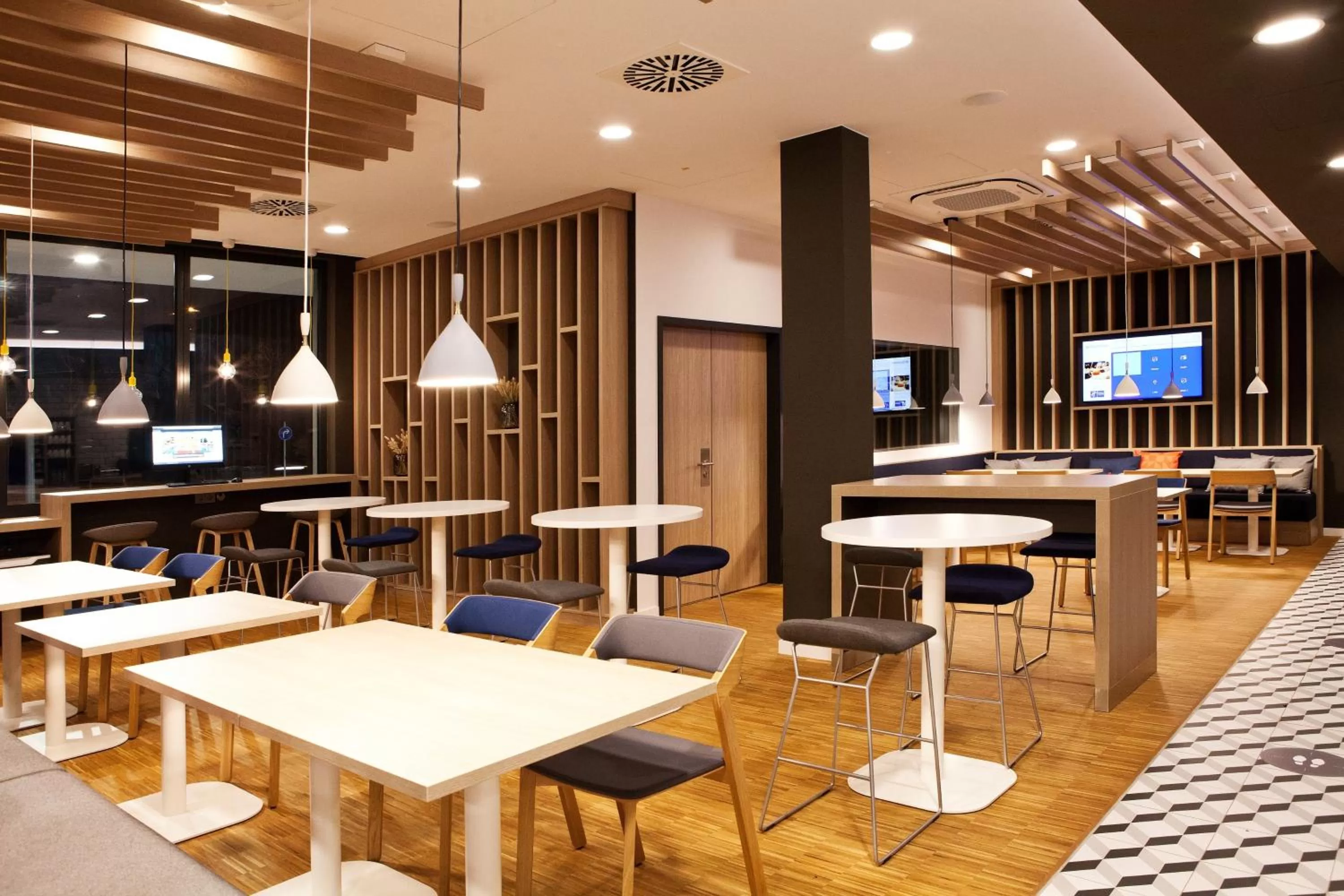 Lounge or bar in Holiday Inn Express Munich - Olympiapark by IHG