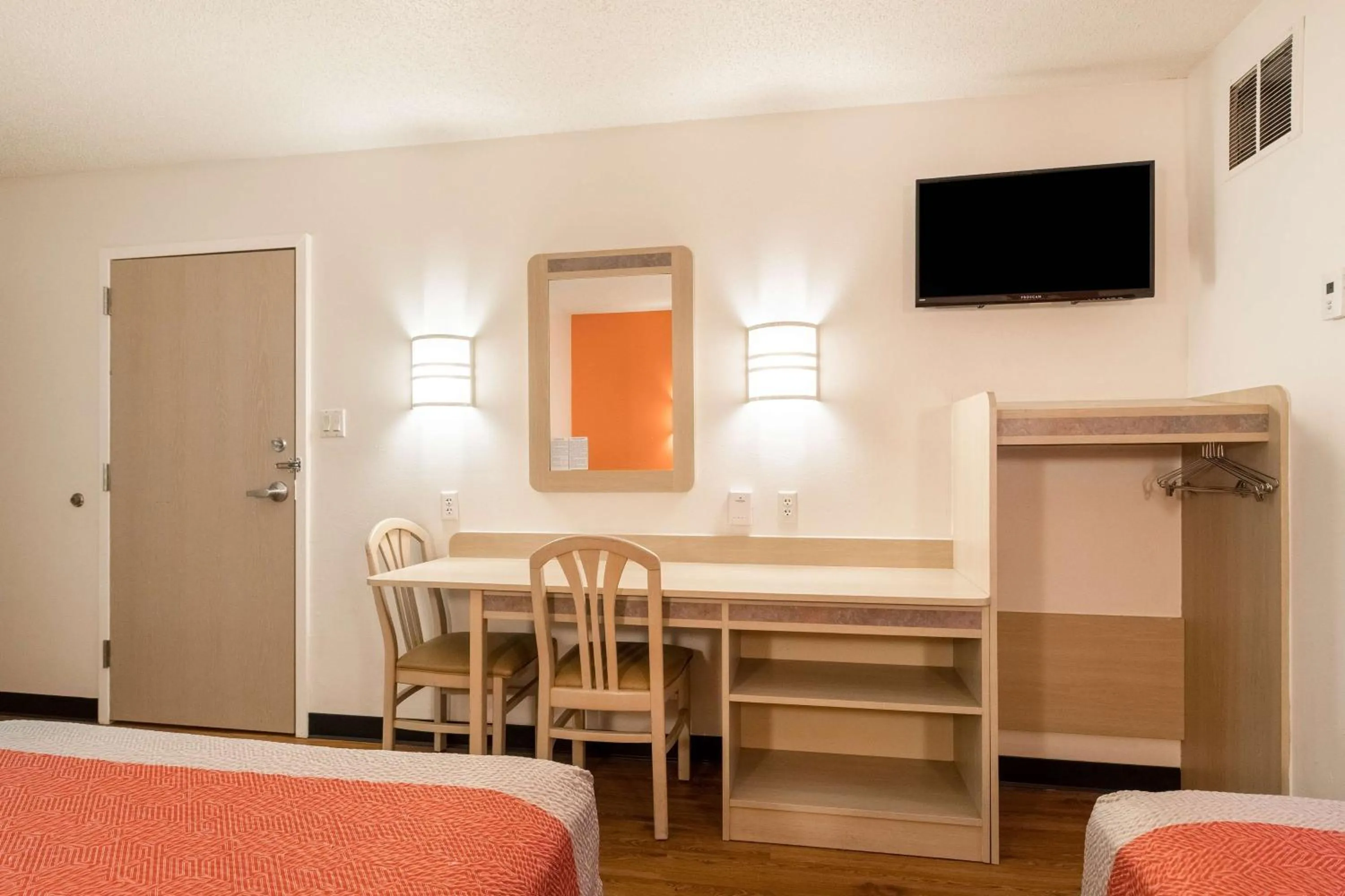 Photo of the whole room, Bed in Motel 6-Newport, TN