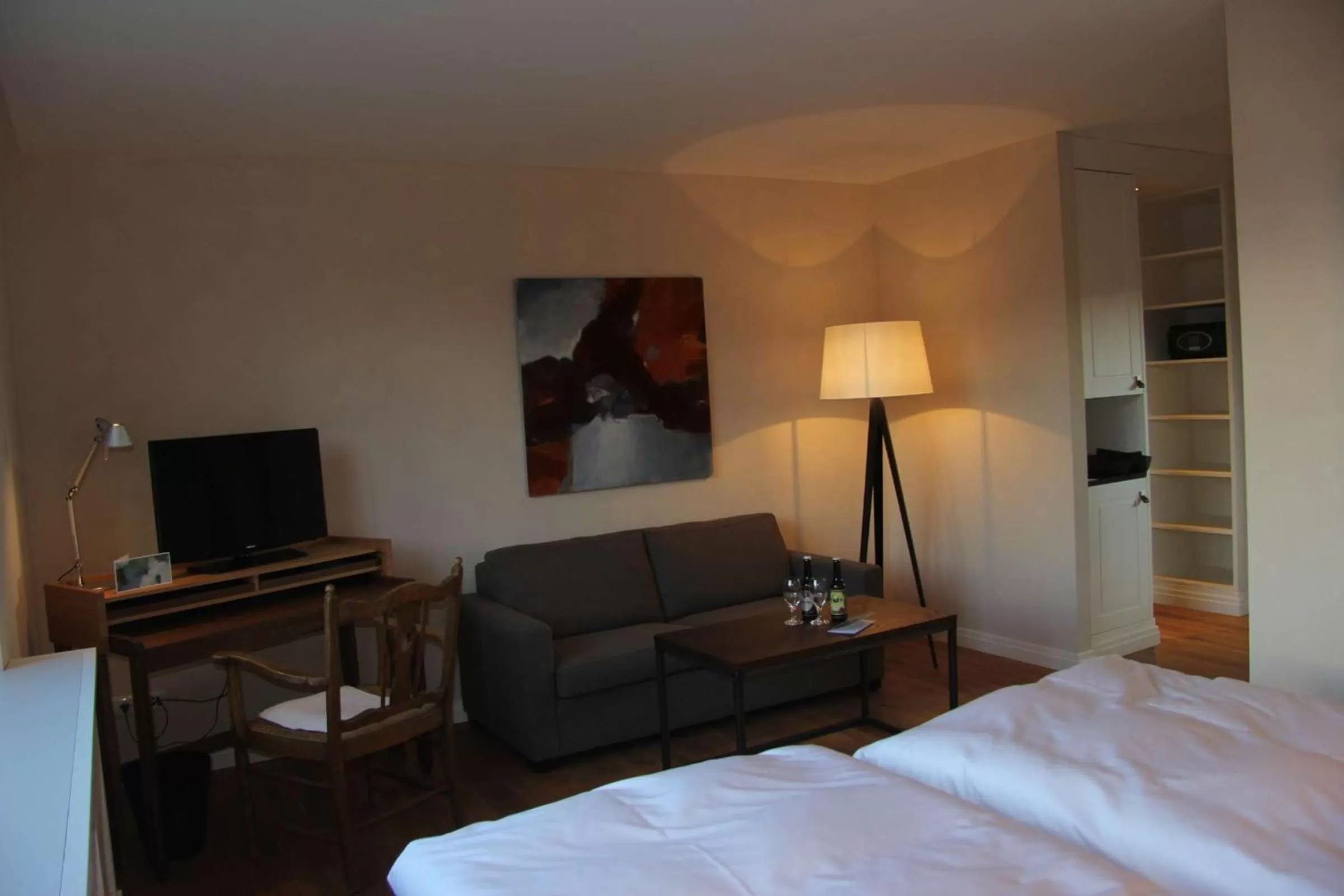 Photo of the whole room, TV/Entertainment Center in Kloster Steinfeld Gästehaus