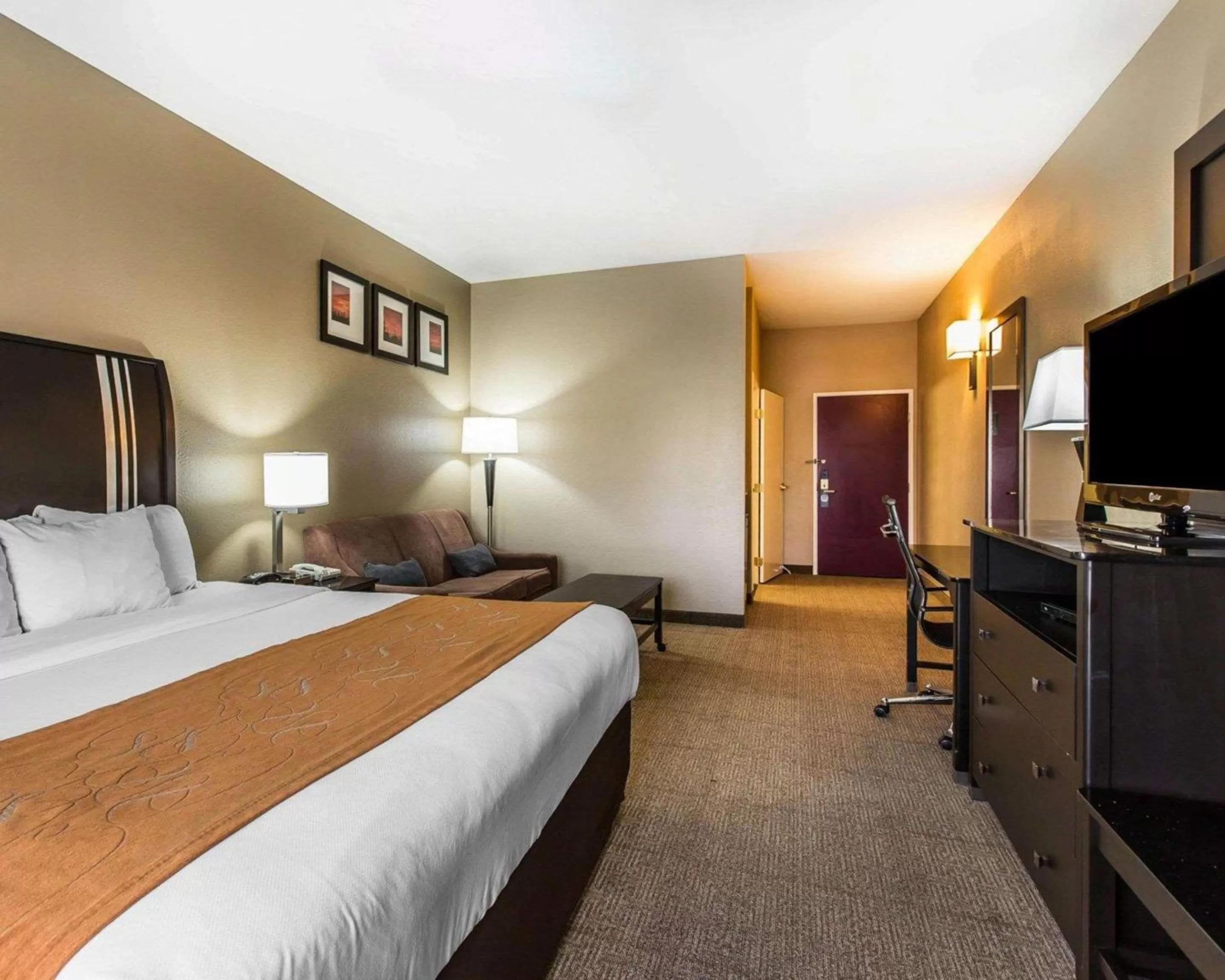Bedroom, Bed in Comfort Suites Bakersfield